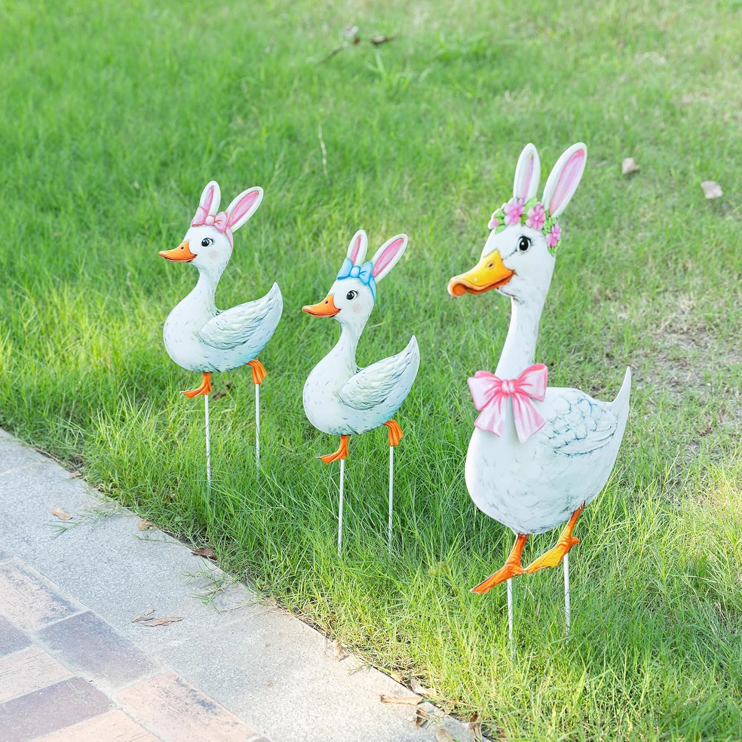 Glitzhome Easter Metal Duck Family Yard Stake Set of 3, Metal Duck Family Spring Wall Hanging Decor, Easter Outdoor Decorations Garden Stakes Yard Signs for Spring Outside Porch Lawn