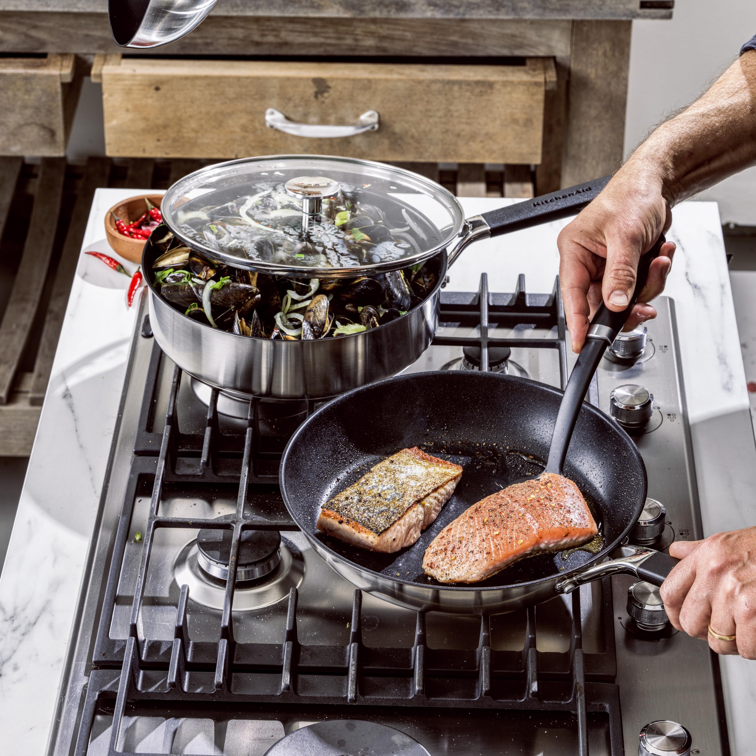 KitchenAid Classic Stainless Steel Sauteuse en Acier Inoxydable Sans PFAS Céramique Saine Antiadhésive 26 cm/3.6 L avec Couvercle en Verre,Clad,Induction,Poignée Stay-Cool,Au Four jusqu'à 160°C,Argent