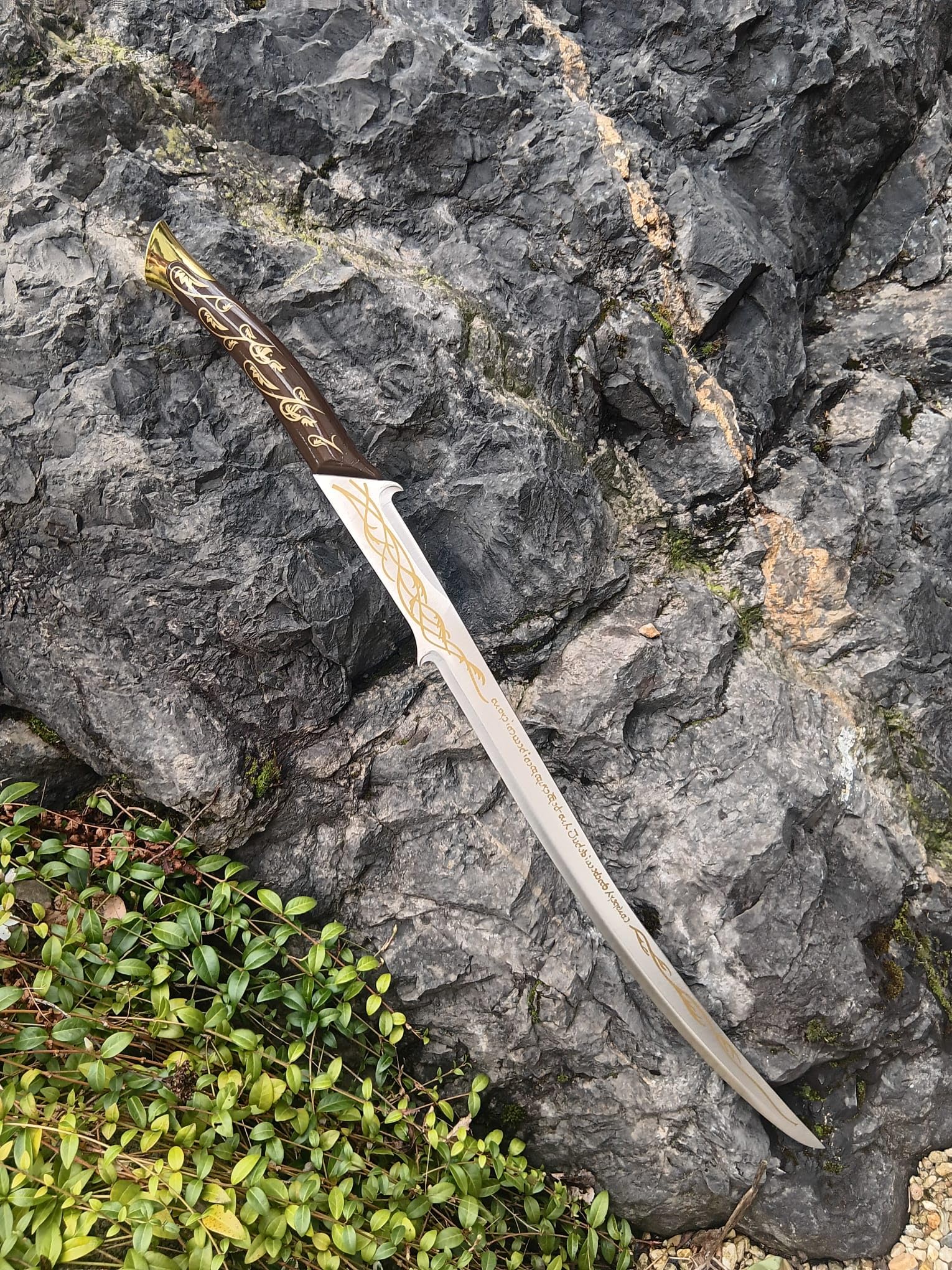 NEU Arwens Schwert Hadhafang 97,5cm lang 76cm Edelstahl Klinge 1,6kg mit edlem Schwertständer für Cosplay Replik Thema Film Movie Buch Fans Merch Sammler Mittelerde Freunde Dekoration