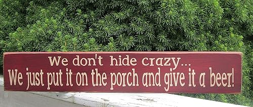 Letrero de madera rústica vintage con texto en inglés «We Don't Hide Crazy We Just Put It On The Porch Patio Deck and Give It A Beer Wine Cocktail