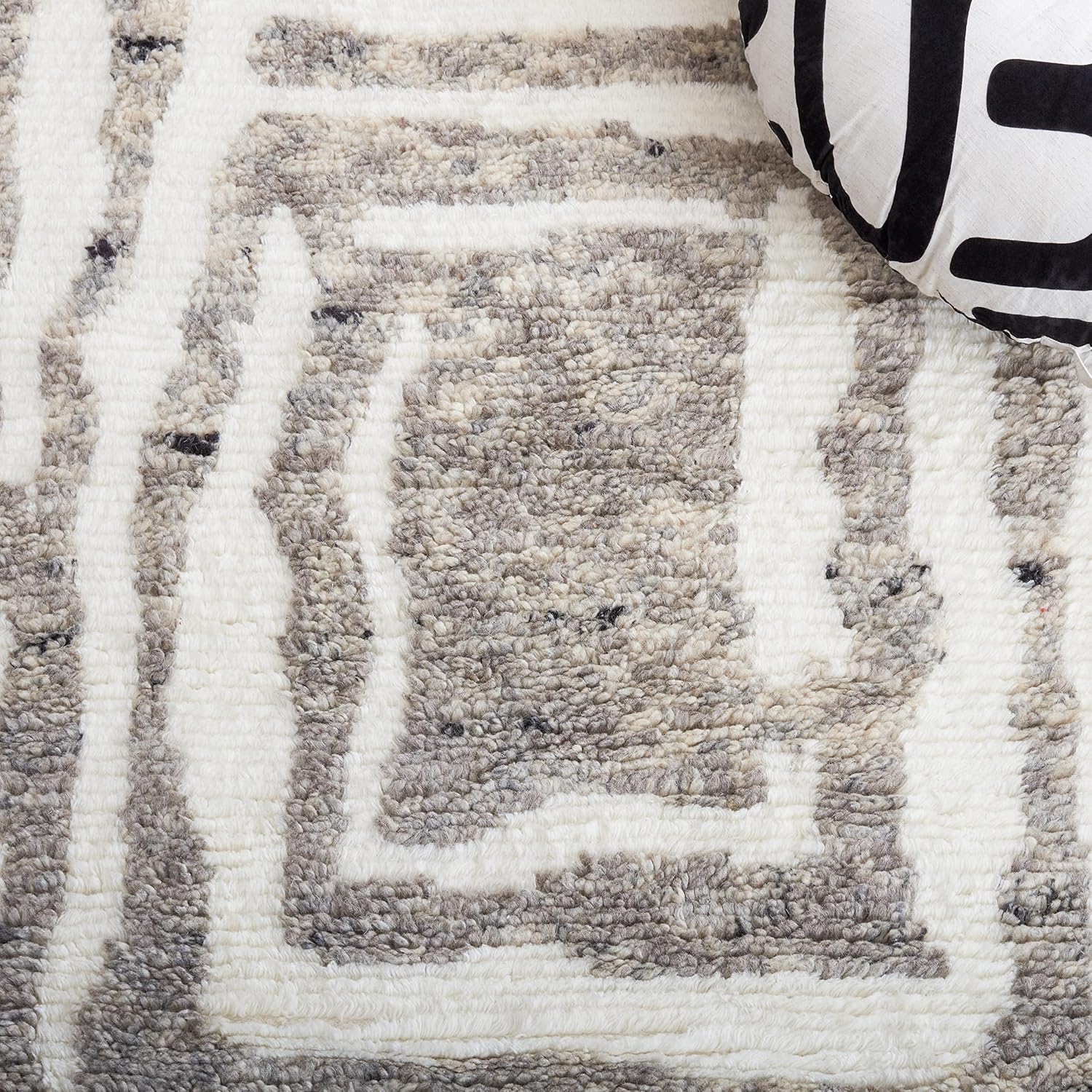 SAFAVIEH Casablanca Collection Runner Rug - 2'3" x 8', Ivory & Grey, Hand-Knotted Modern New Zealand Wool, Ideal for High Traffic Areas in Living Room, Bedroom (CSB541F)