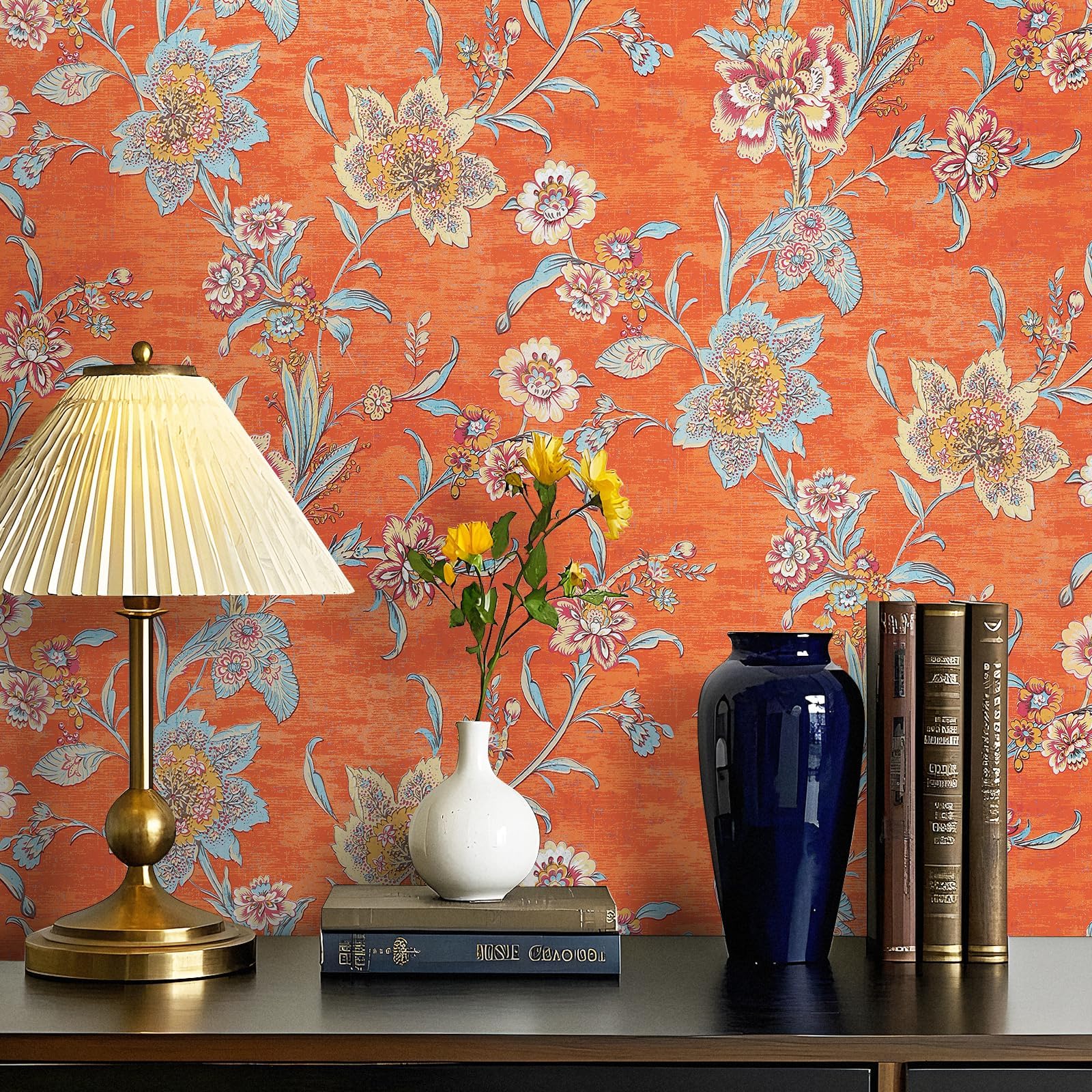 Papier peint victorien pour chambre : décoration florale orange et vintage