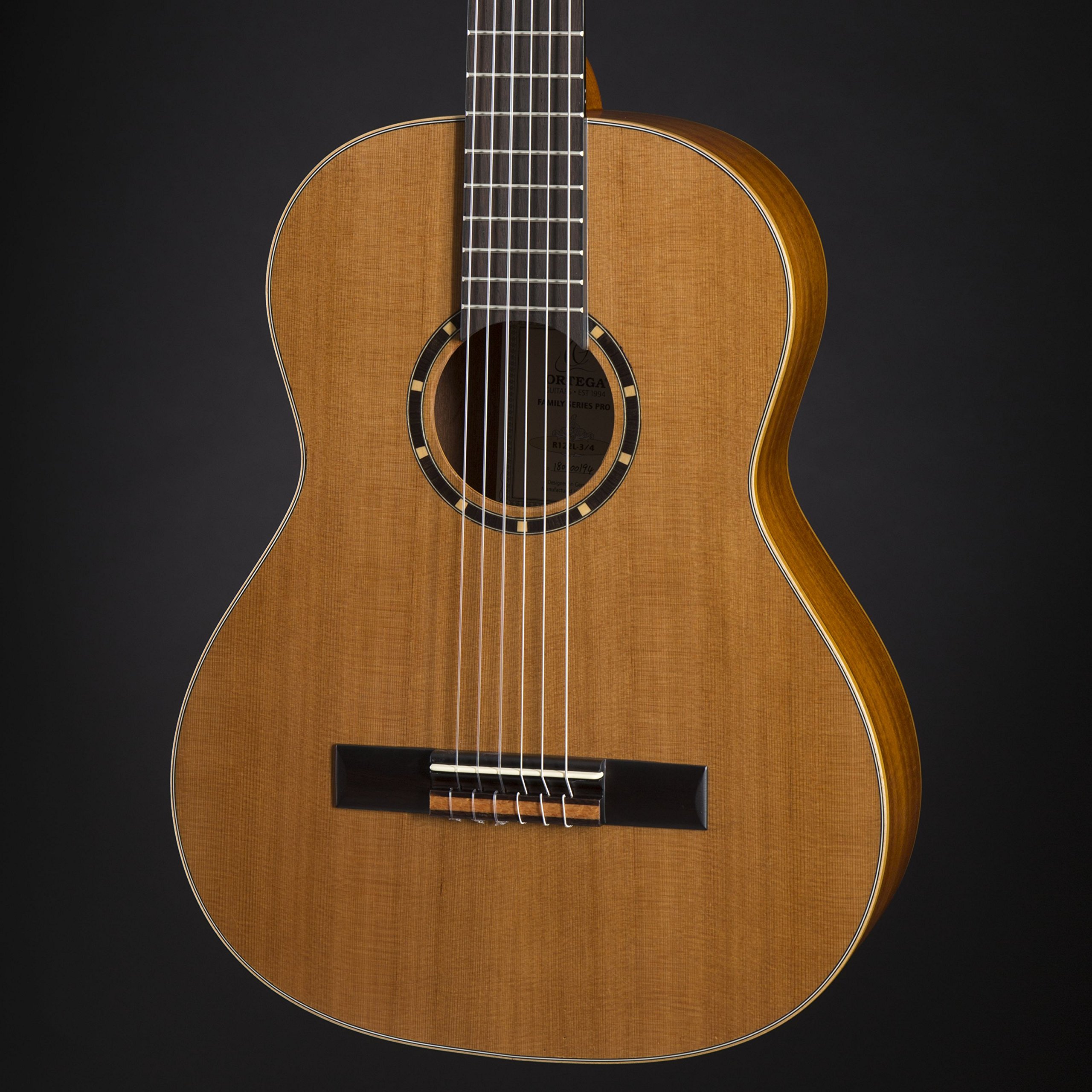 Ortega Guitars Guitare Classique Gaucher – 3/4 – Family Series – Housse Incluse – Cèdre / Acajou, Naturel (R122L-3/4)