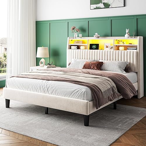 Base de cama tamaño Queen, marco de cama de terciopelo con estación de carga y luces LED, cabecera capitonada de canal vertical con estantes de