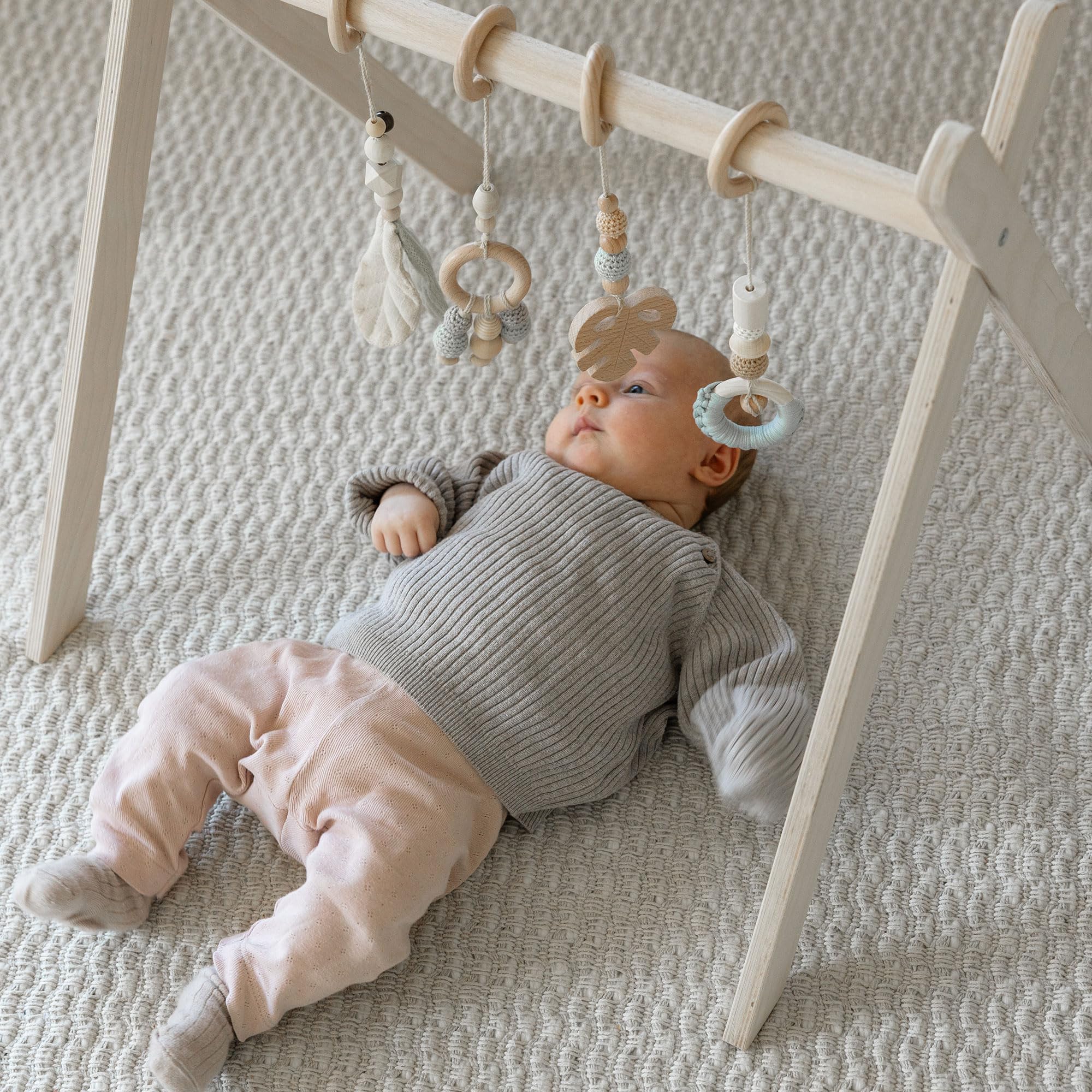 BASIC Spielbogen – Holz Baby Spielbogen ab Geburt, Schichtholz, stabile Konstruktion, Montessori Baby Gym, fördert Motorik & Sinne - ab 0 Monaten (ohne Anhänger)