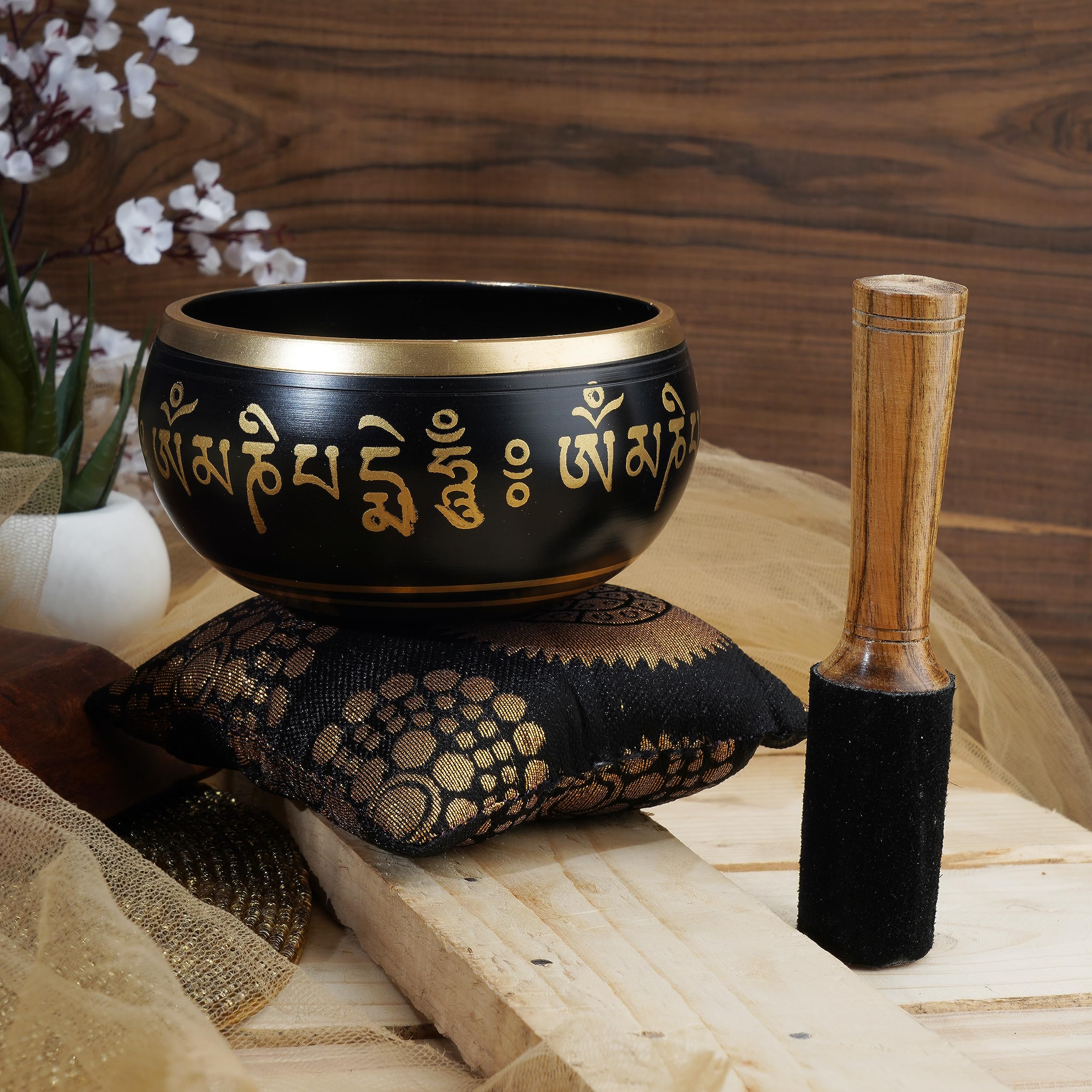 Ajuny - Cuenco budista tibetano para cantar, Buda sentado, sonido de meditacion de campana OM negra, 4 pulgadas de diametro para accesorios de relajacion y meditacion, palo y cojin incluidos