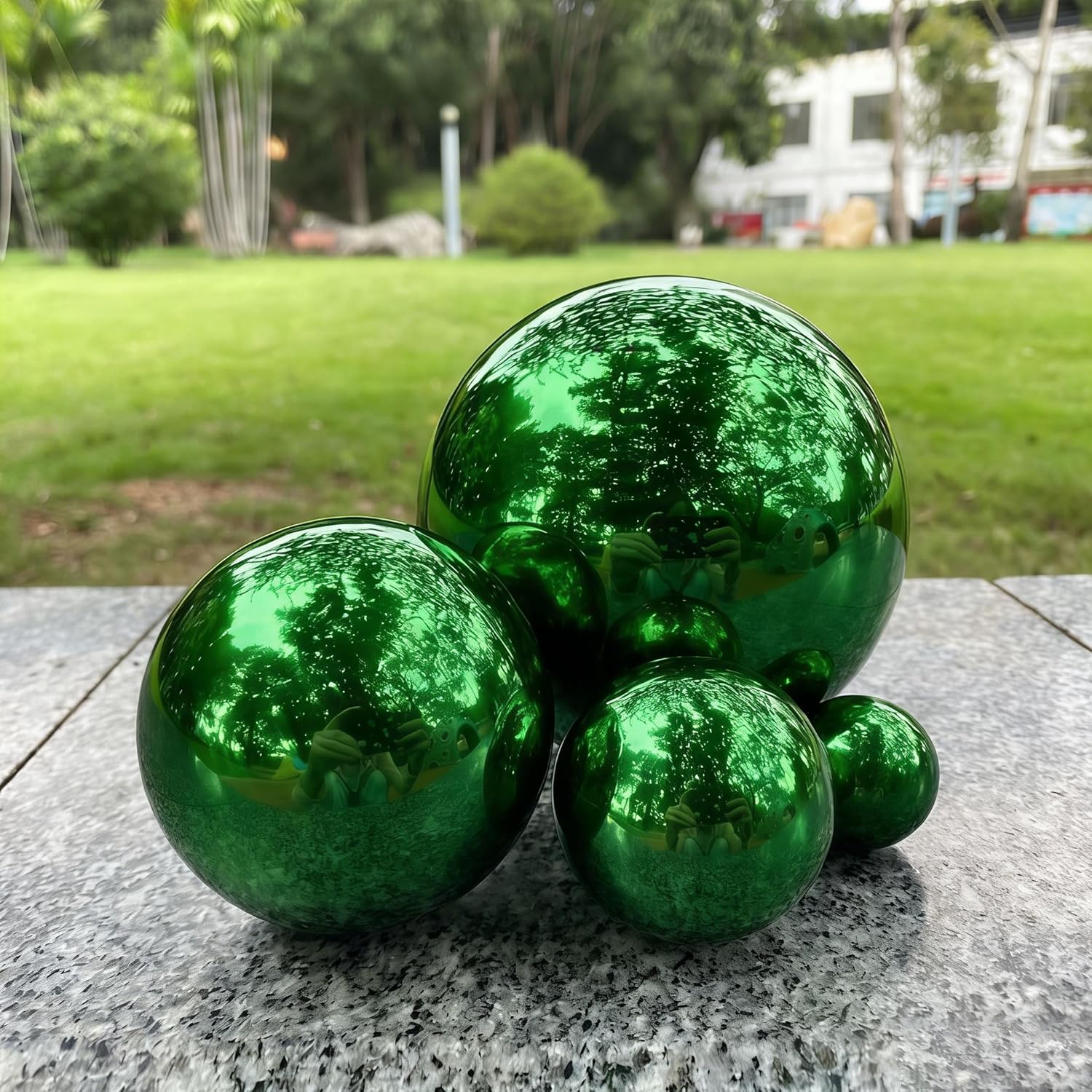 Pack of 1 Stainless Steel Gazing Balls, Polished Reflective Smooth Garden Ball Sphere, Colorful and Shiny Addition to Any Garden Or Home Decoration (Green)(Size:14.96in/38cm)