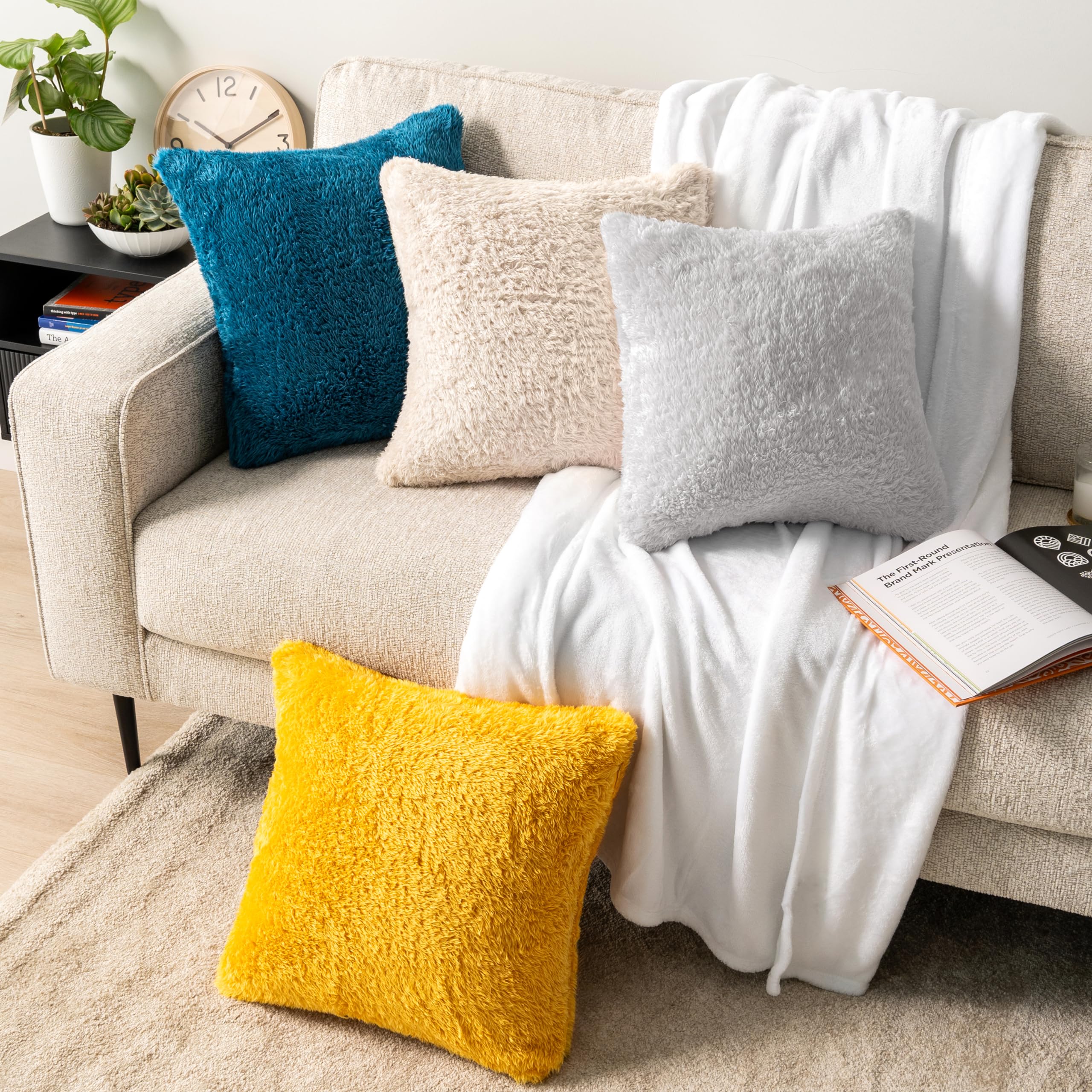 PAVILIA Lot de 2 housses de coussin décoratives moelleuses pour lit, canapé, housse de coussin en fausse fourrure douce, taies d'oreiller carrées en Sherpa pour décoration d'intérieur, gris, 50,8 x