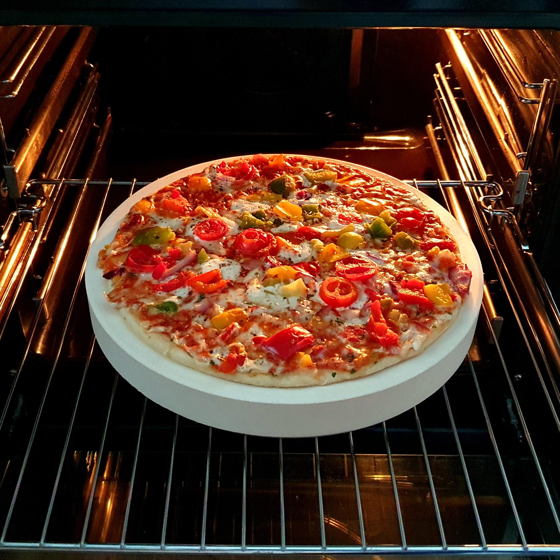 Pizzastein/Backstein/Warmhalteplatte für Mikrowelle und Backofen, ø 27 cm. Mit 50 Blatt Backpapier. Innovation aus Deutschland.