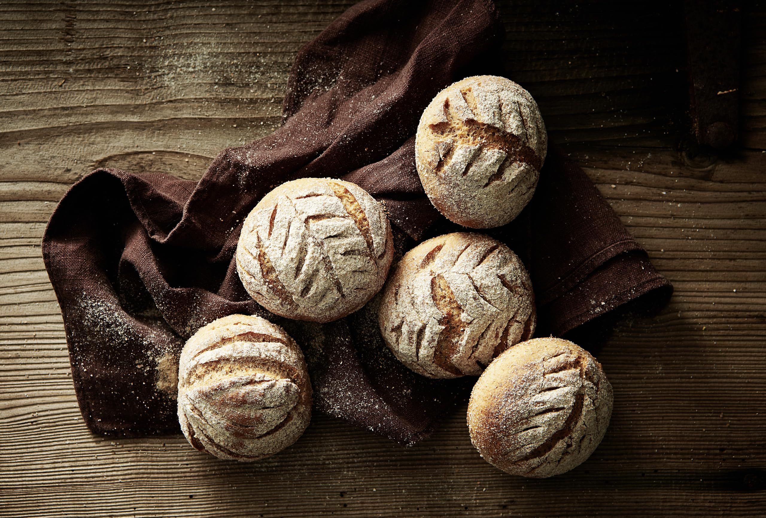 Betty Bossi Brötchen-Backset: Metall-Backform & Rezeptbuch mit 30 Rezepten für perfekt knusprige Brötchen – Brotbackform für 12 Stück – Backset für Anfänger & Profis – Antihaftbeschichtet & Hochwertig