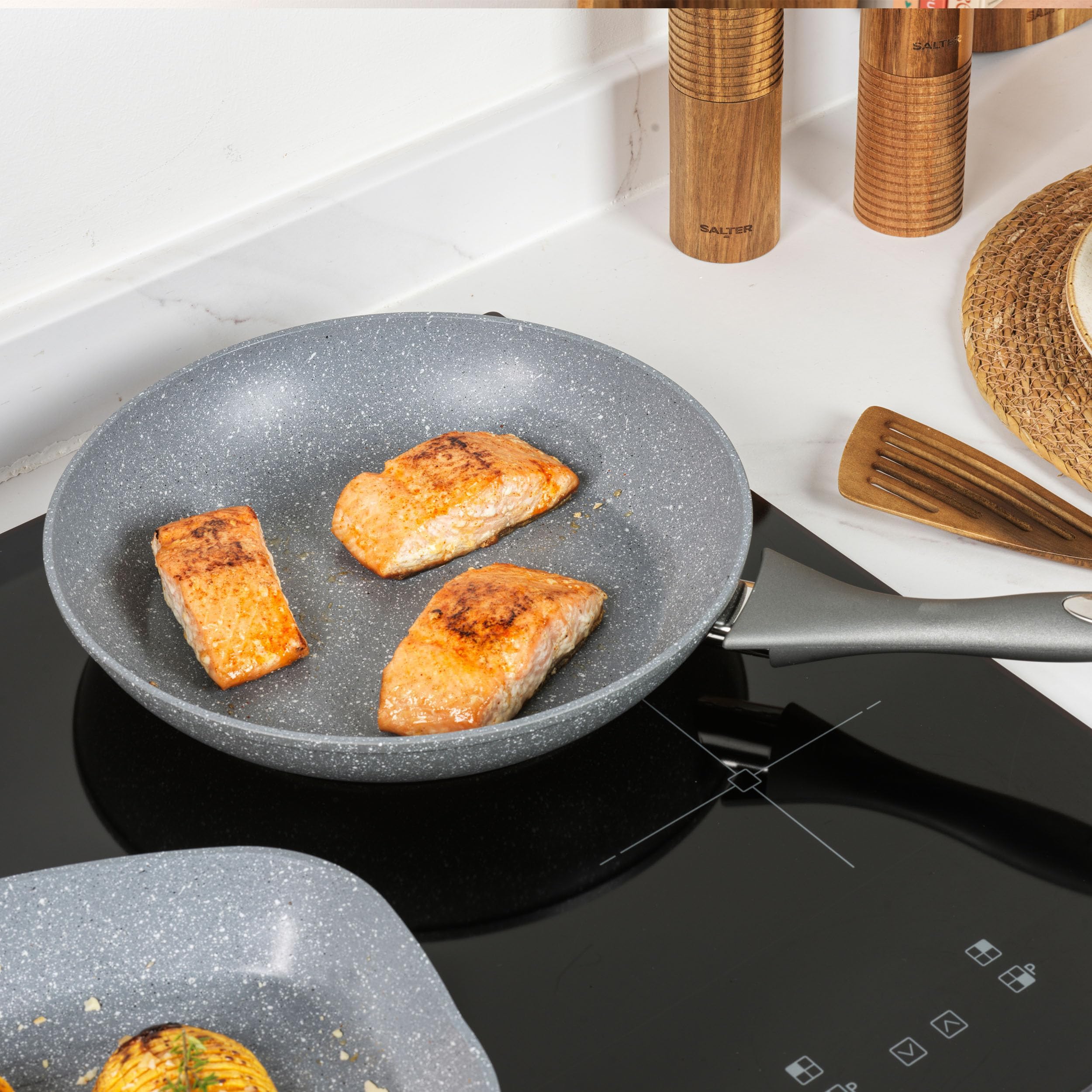 Salter BW02764G Sartén Antiadherente de Aluminio Forjado De La Colección Marblestone, Mango De Baquelita, 28 cm, Apta Para Lavavajillas, Revestimiento De Mármol, Gris
