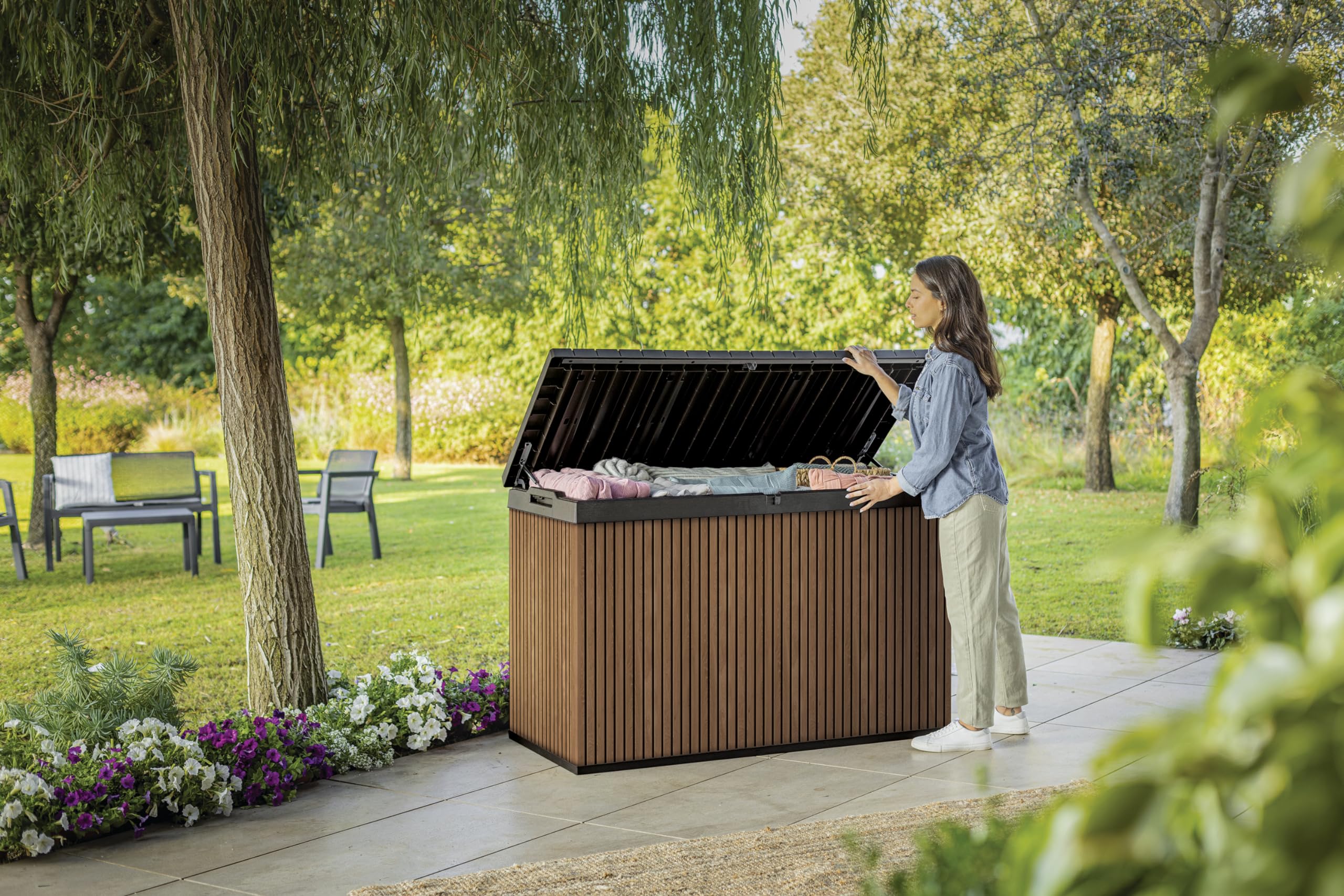 Keter Auflagenbox/Kissenbox 662 Liter l 100% Wasserdicht l mit Belüftung dadurch kein übler Geruch/Schimmel l Moderne Holzdielenoptik l Deckel belastbar bis 300 KG (2 Personen)