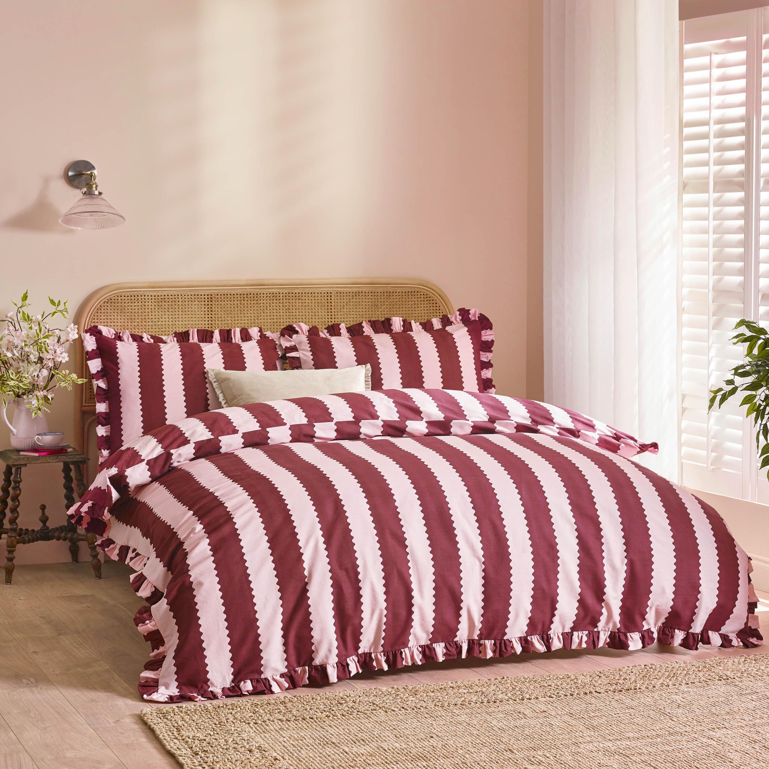Wylder Nature Birdie Stripe Ruffle Duvet Cover And Pillowcase Set Unisex Burgundy Double (200X200cm)