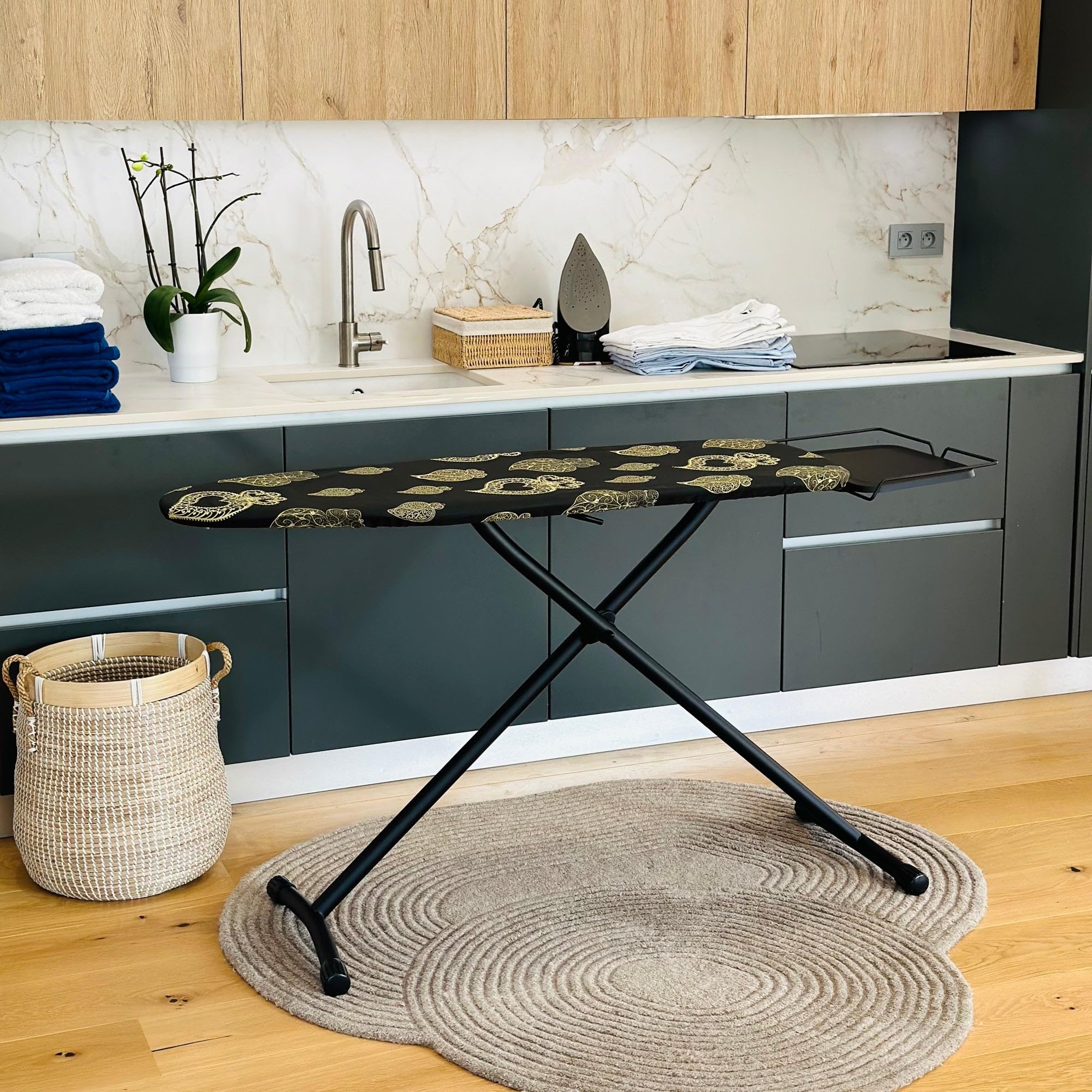 Table à Repasser Pliable Utah en Acier 125x41 cm avec Repose Fer et Support Centrale Vapeur, Housse Coton, Hauteur réglable, Stable et Pratique