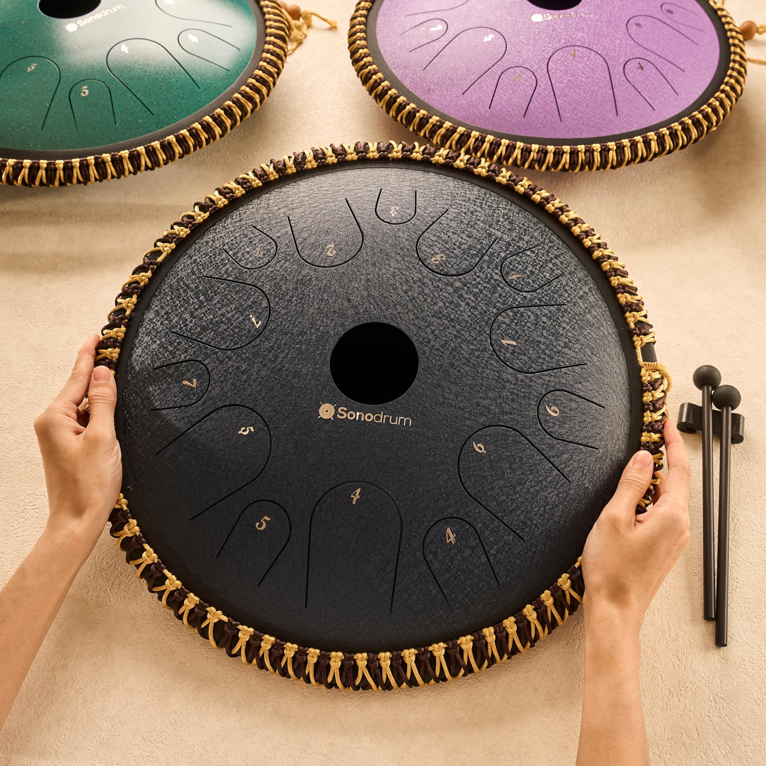 Zungentrommel "Exclusive" C-Dur in Dunkelblau - 38 cm groß mit 14 Tönen. Steel Tongue Drum inkl. Liederbuch, Schlägel, Fingersticks und Tragetasche. Notenlesen nicht nötig, einfach zu spielen