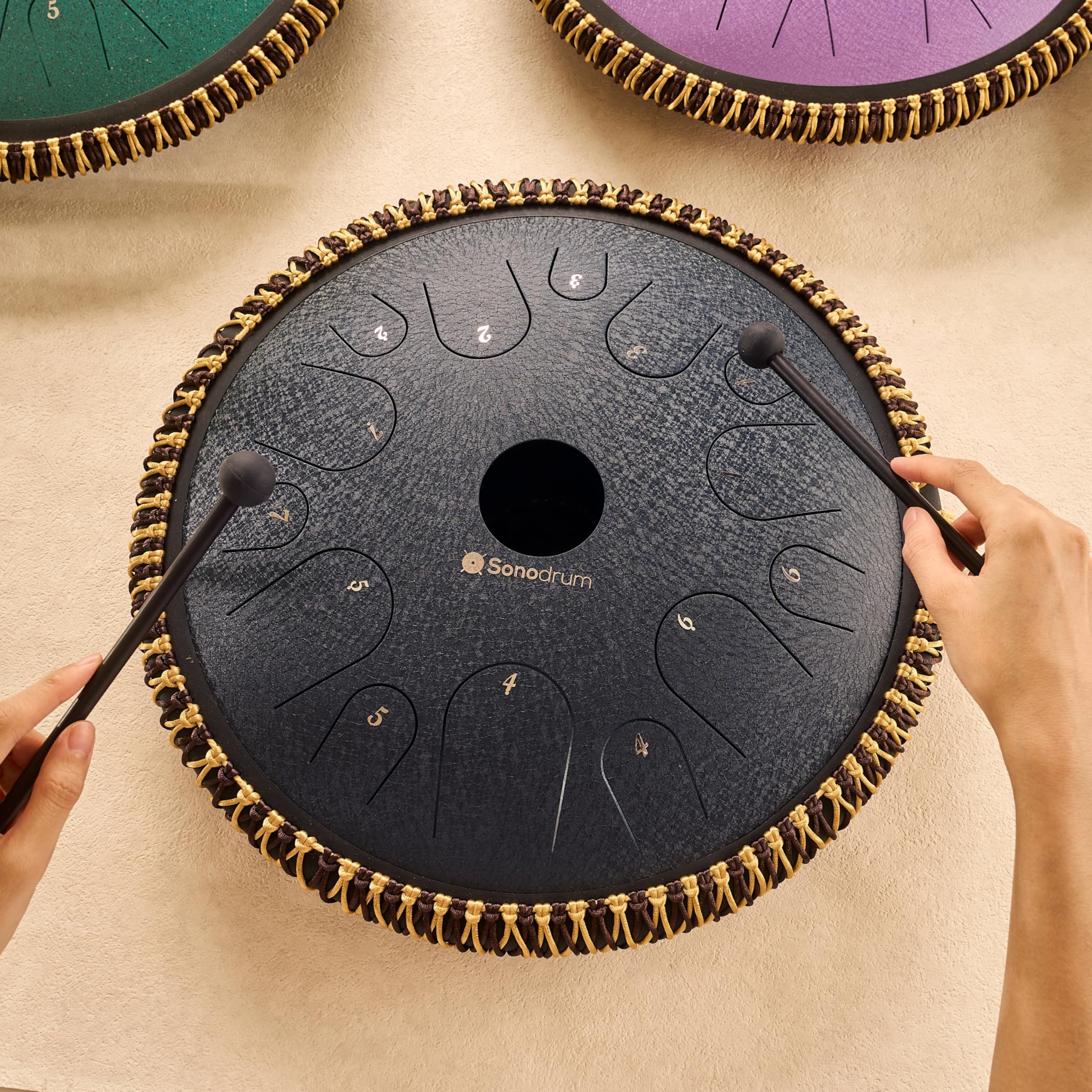 Zungentrommel "Exclusive" C-Dur in Dunkelblau - 38 cm groß mit 14 Tönen. Steel Tongue Drum inkl. Liederbuch, Schlägel, Fingersticks und Tragetasche. Notenlesen nicht nötig, einfach zu spielen