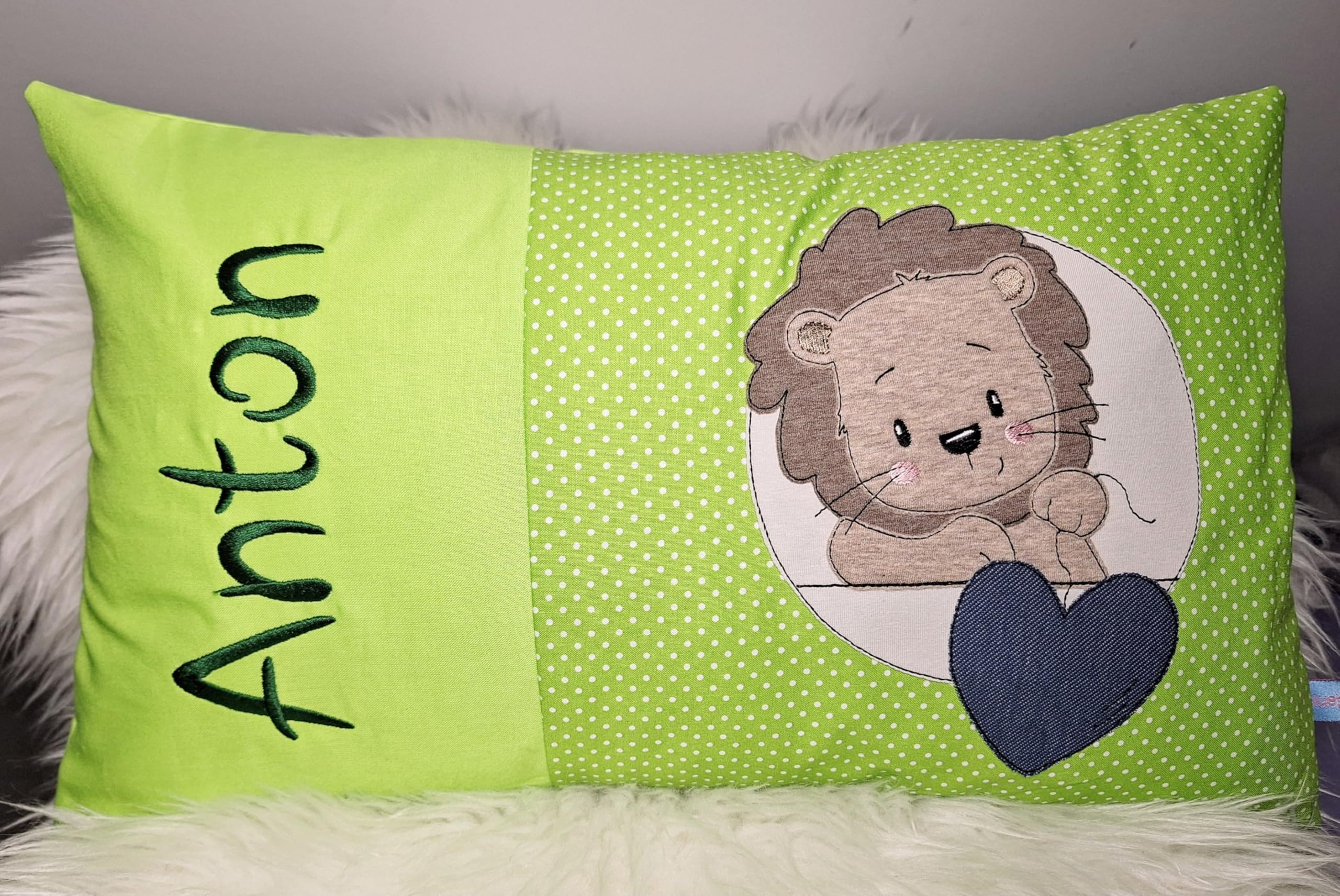Personalisiertes Kissen zur Geburt und Taufe | Bestickt mit Namen und süßem Löwen | Baumwolle… (20cm x 30cm, Löwe)
