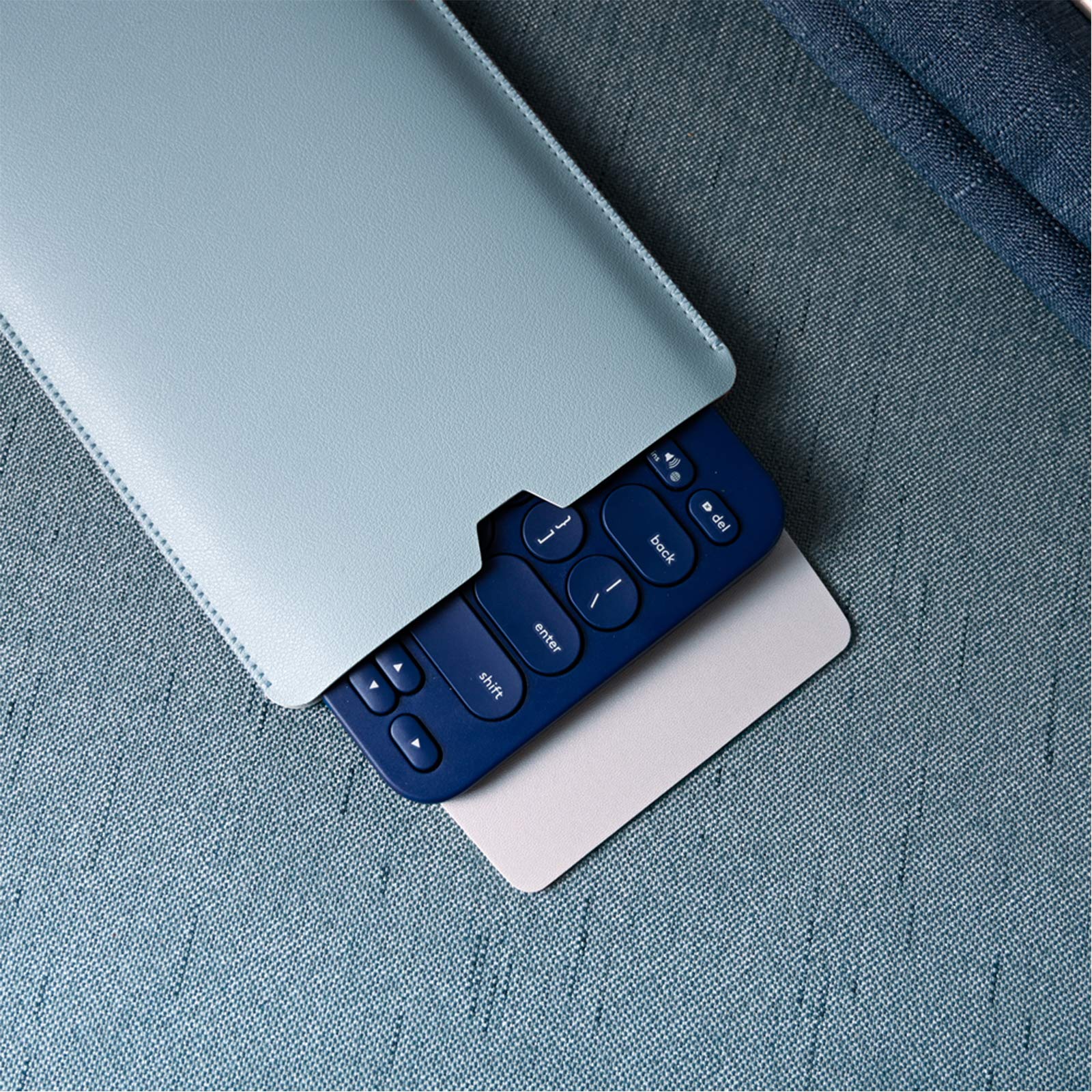 Funda De Teclado Para Logitech K380 – Piel Sintética Impermeable, Ligera, Con Protección En Los Bordes (azul Claro + Plata)