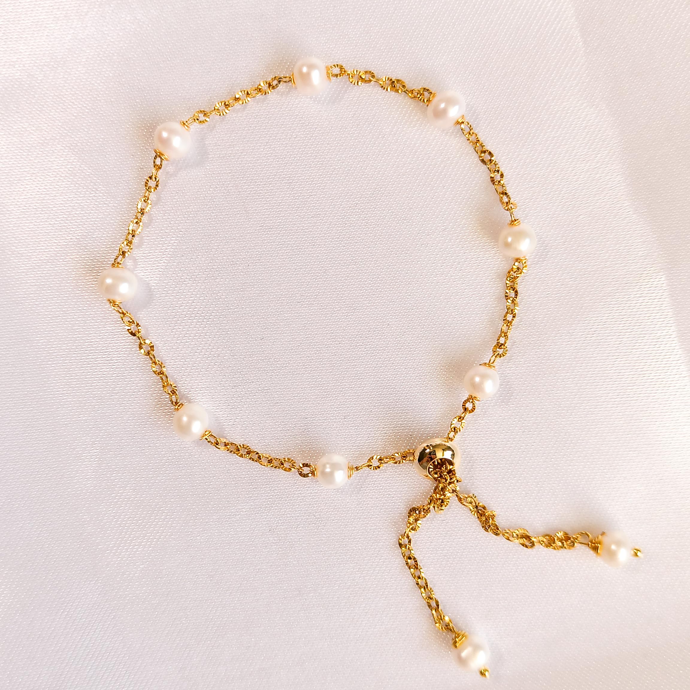 Bracelet Élégant en Perles d'Eau Douce et Chaînes en Plaqué Or - Élégance Sophistiquée et Délicat