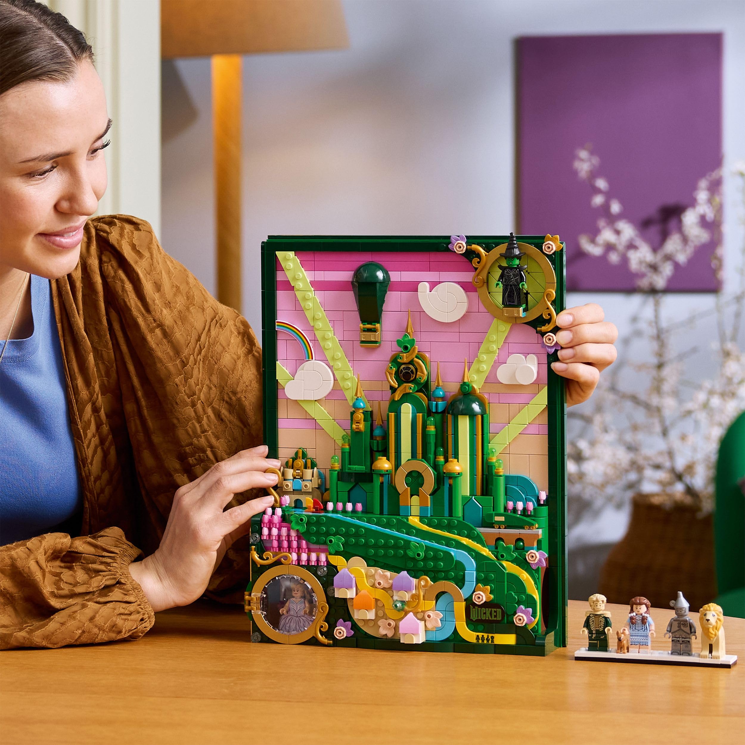 LEGO Wicked Emerald City Wandkunst - 3D Modell für Erwachsene - Modellbau mit 6 Minifiguren inkl. Dorothy sowie Toto Hundefigur - DIY Deko fürs Wohnzimmer - Geschenk für Filmfans - 75685
