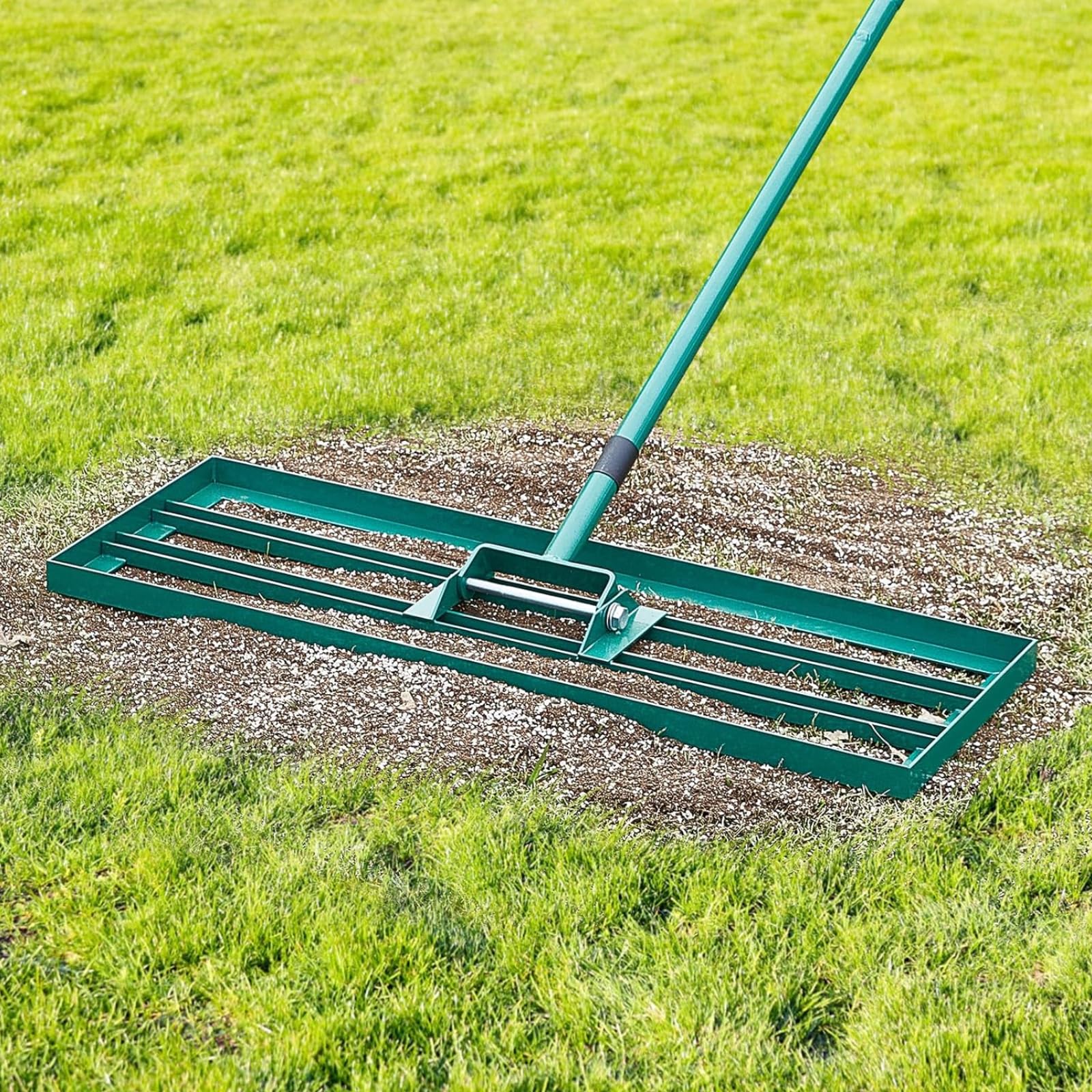Rozsiewacz kompostu z grabiami do wyrównywania trawnika, kosz o szerokości 24" z regulowanym uchwytem i narzędzie do wyrównywania trawnika o wymiarach 30"x10" z uchwytem o długości 78", pomarańczowo