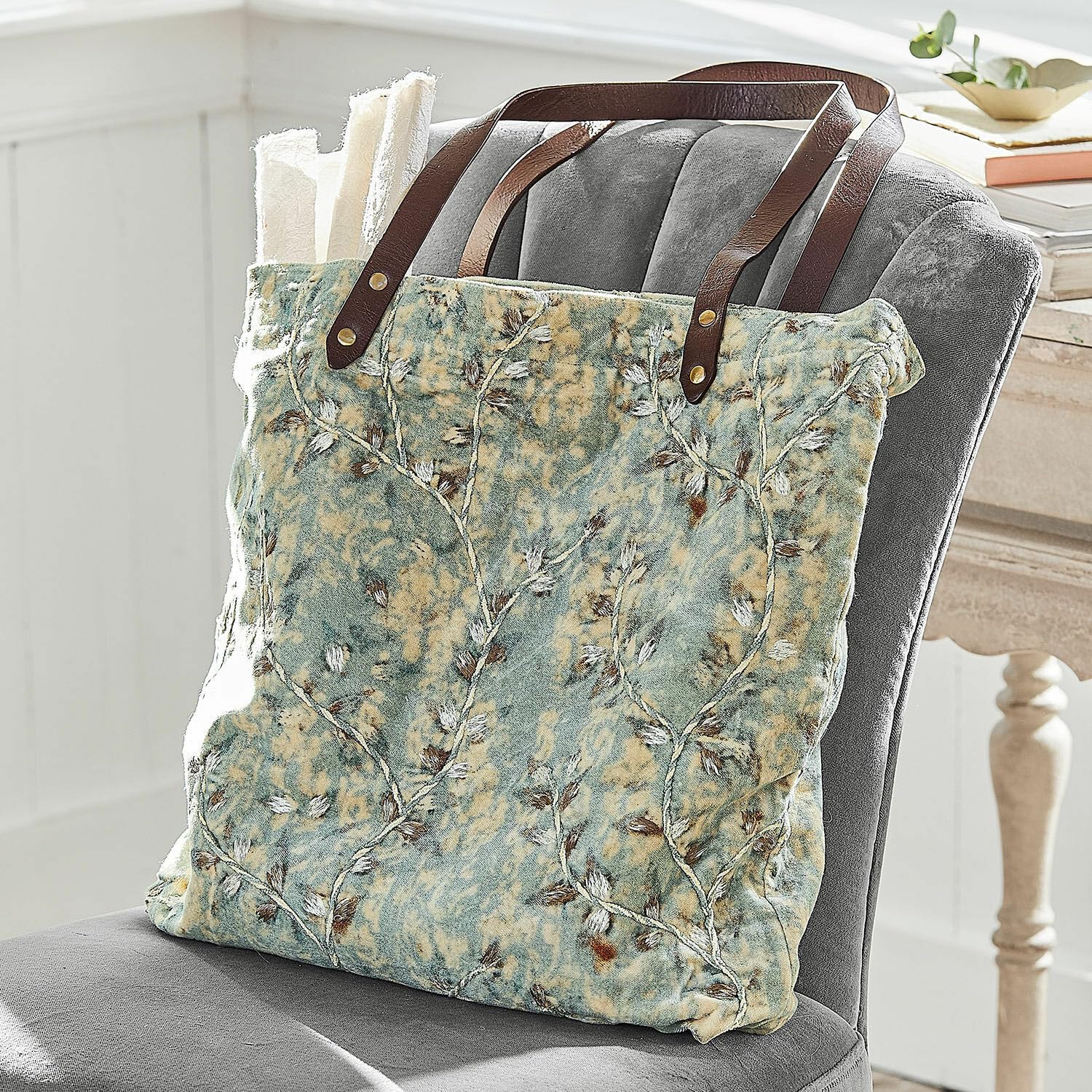 Loberon Tasche LaRoux - blau | Handbestickt, Echtleder-Henkel, mit Innentasche, Accessoire, Henkeltasche, Baumwollsamt, Büffelleder