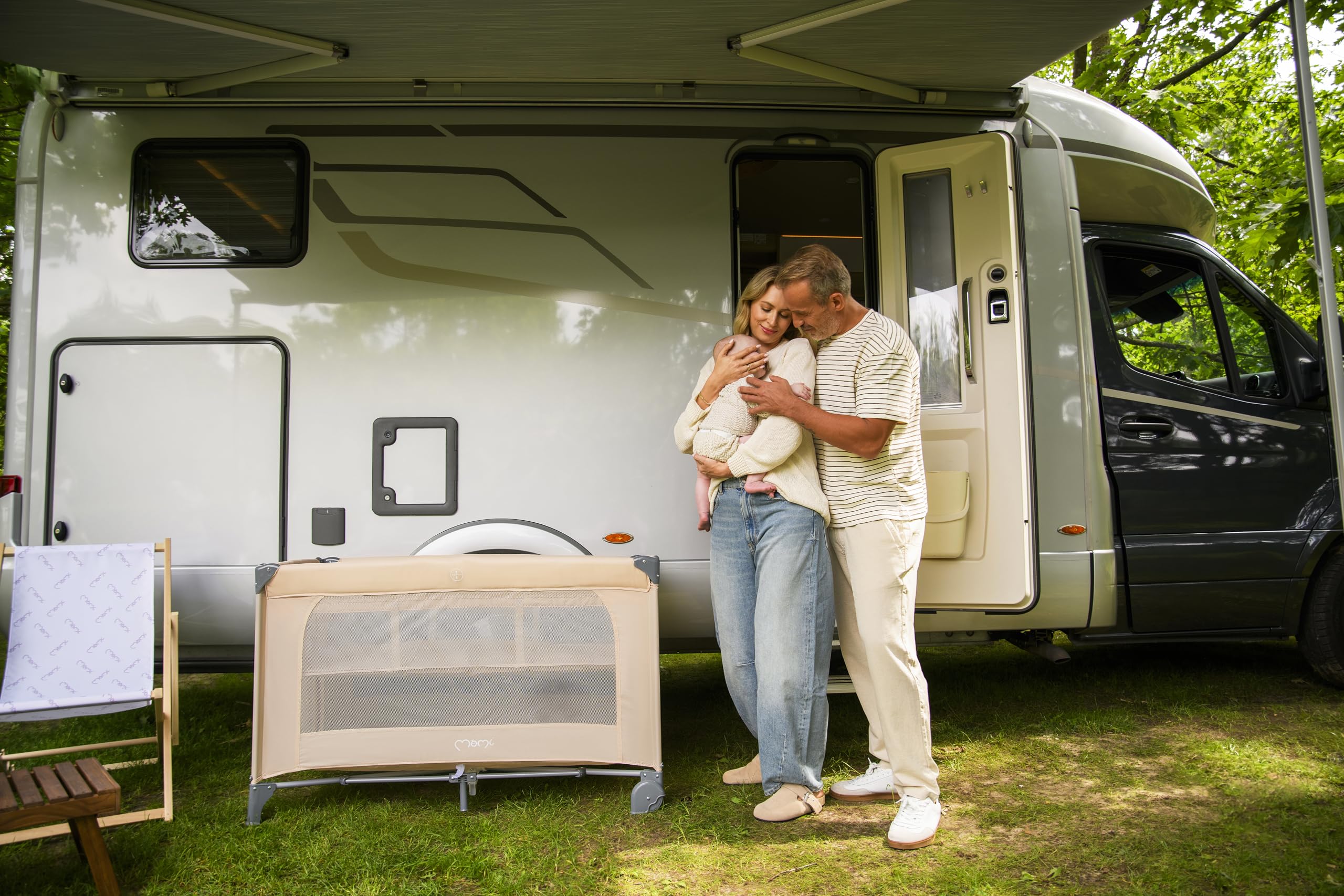 Momi Lettino da viaggio BELOVE PLUS 2 in 1, pieghevole, 2 posizioni per neonati fino a 9 kg e bambini fino a 15 kg, con materasso, arco con giocattoli, fasciatoio e borsa per il trasporto