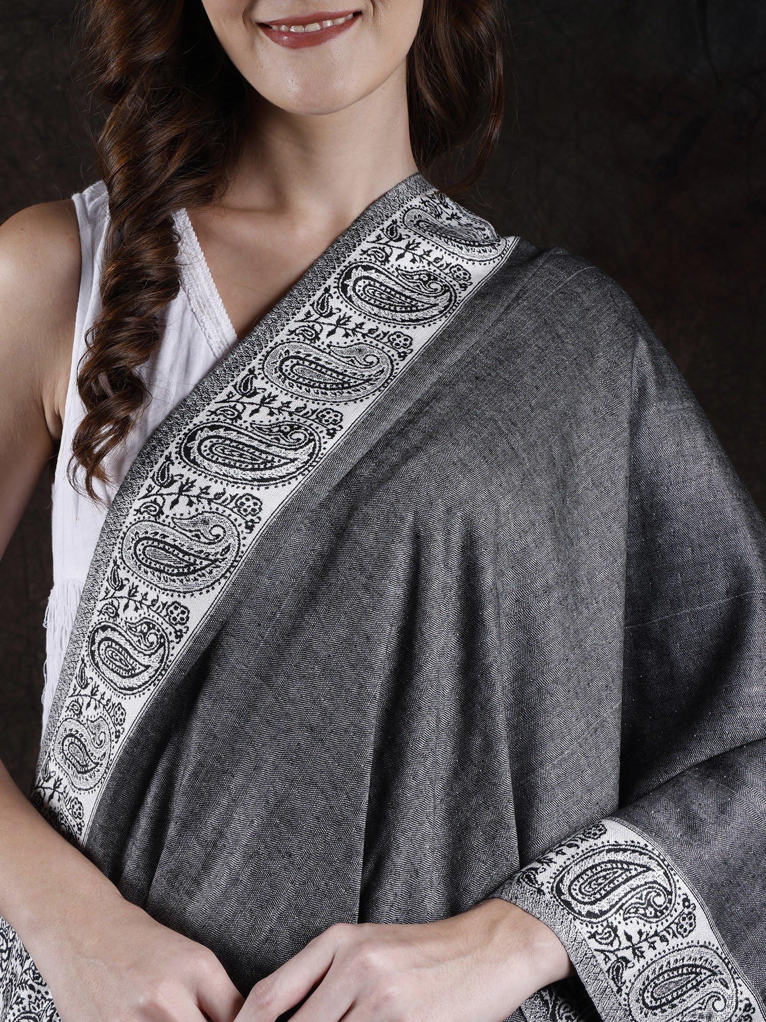 Exotic India Étole Jamawar pour femme de Ludhiana avec cachemire sur bordure et noyau uni | Beau design châle, écharpes