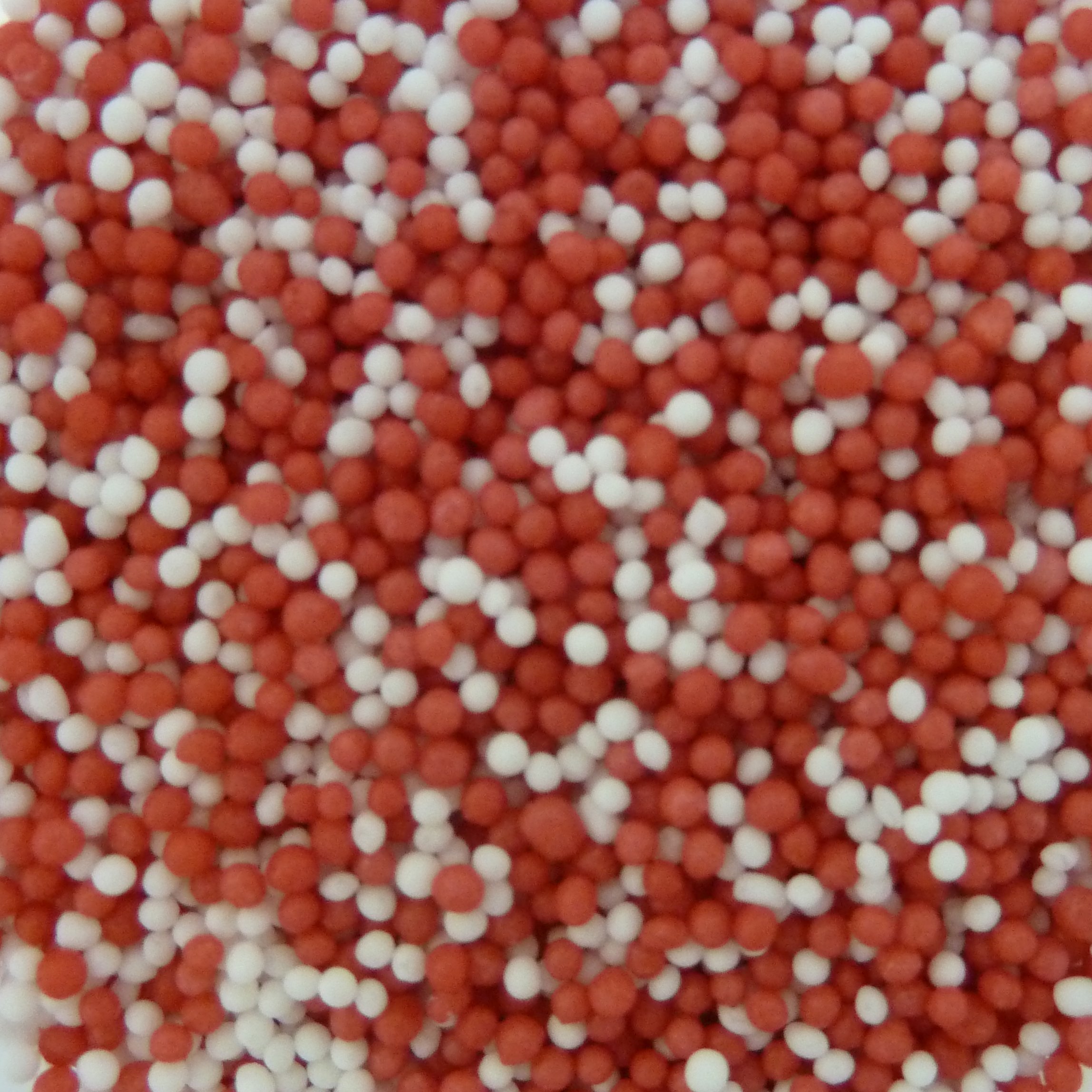 Twist IngredientsRed and White Hundreds and Thousands 1 kg