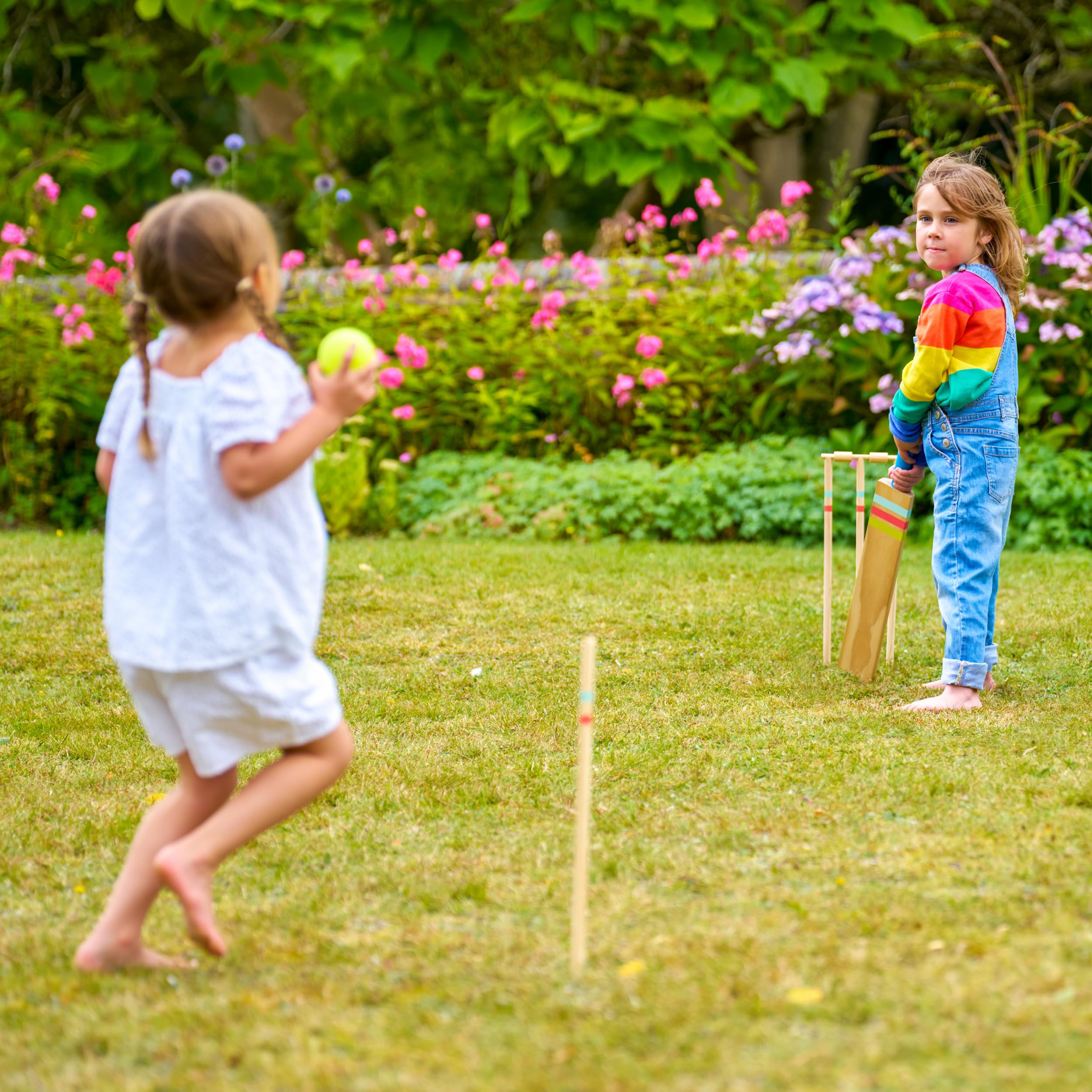 TP Toys FSC-zertifiziertes Cricket-Set aus Holz mit Schläger der Größe 0, 4 Stämme, Bügel, Tennisball und Stoff-Tragetasche für Familienspaß