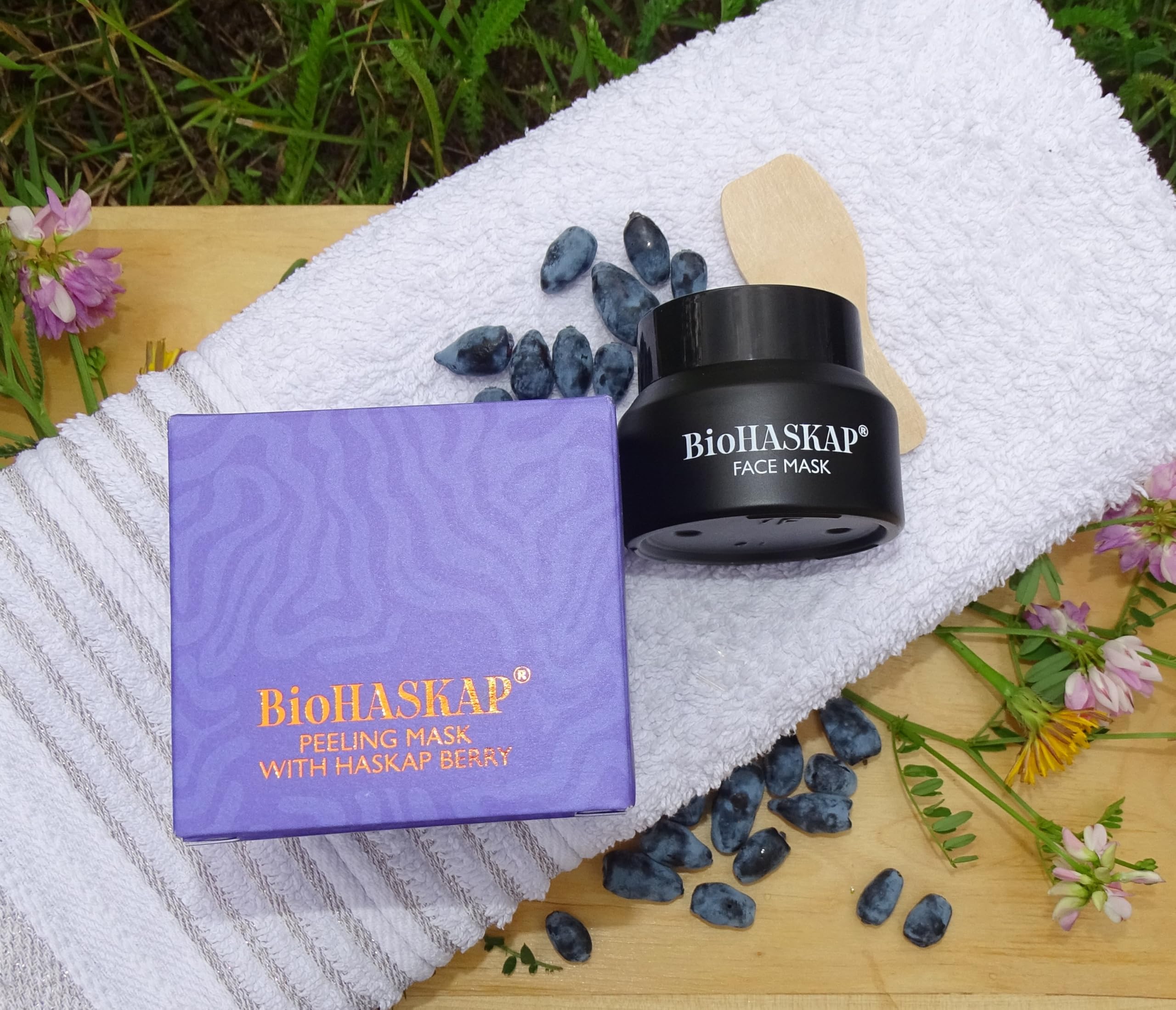 Peeling-Gesichtsmaske mit Haskap-Beere, 30ml. BioHASKAP. 10% Haskap-Beeren BIO-Extrakt. Von Kosmetikexperten entwickelte Formel. Natrue zertifizierte Inhaltsstoffe. Gut alterndes Naturprodukt.