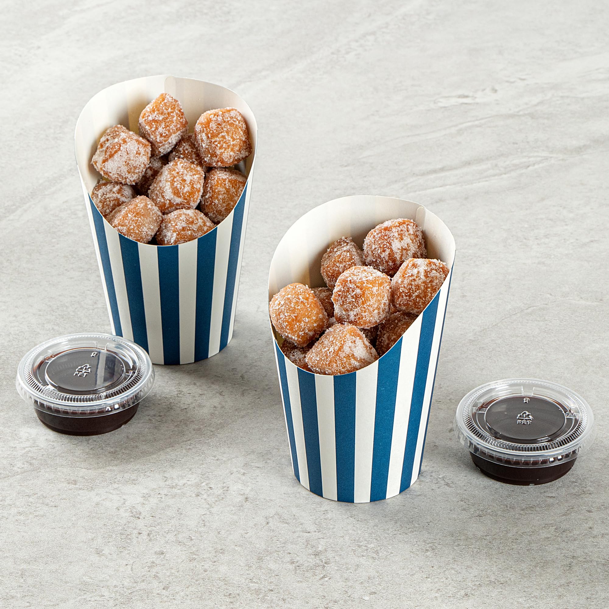 Restaurantware Bio Tek - Recipientes de papas fritas de 12 onzas, 100 tazas desechables para embutidos, diseño inclinado, redondos, vasos de papel a rayas, apilables, para gofres, patatas fritas o