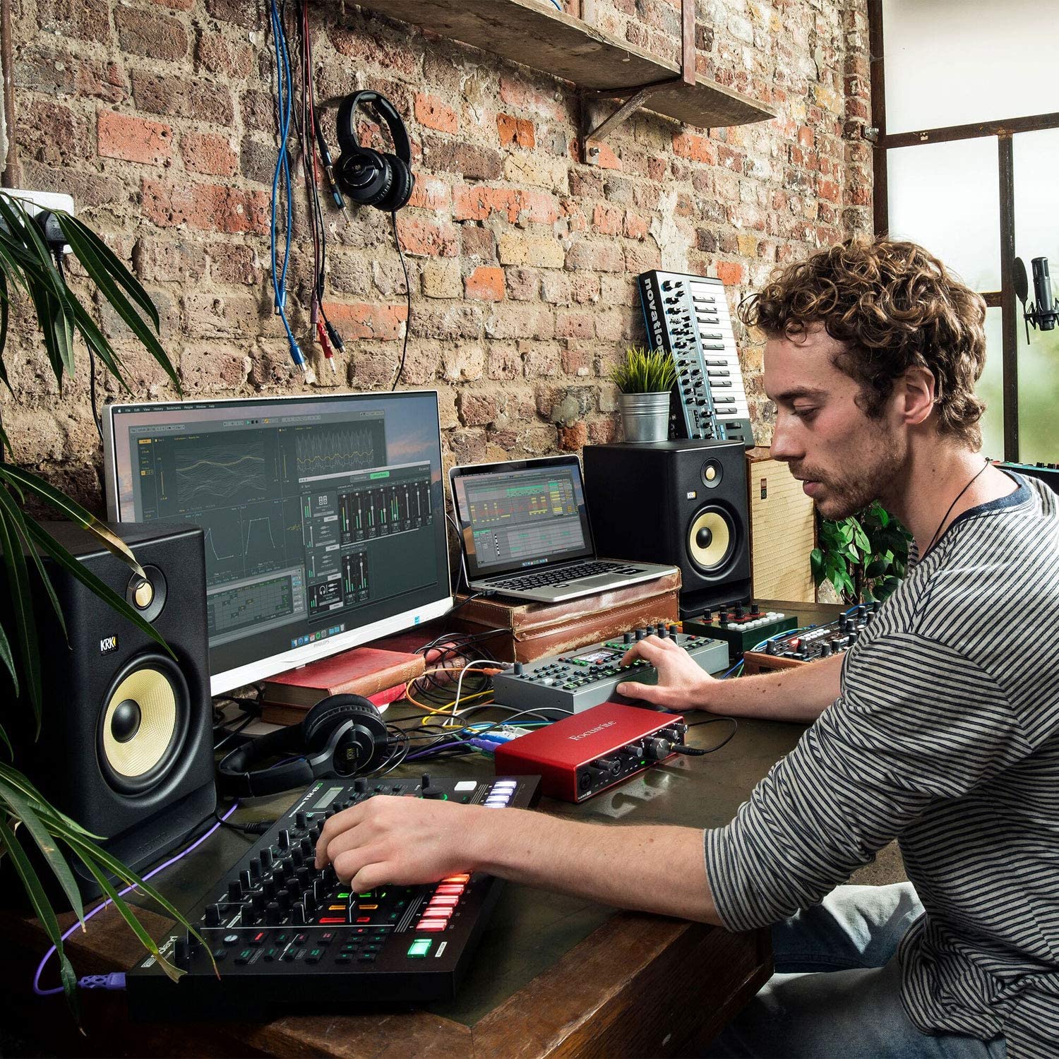 Interface Audio USB Focusrite Scarlett 8i6 3rd Gen Pour L'enregistrement, La Composition Et Le Streaming â€” Des Enregistrements Haute Fidélité, De Qualité Studio, Avec Un Son Transparent