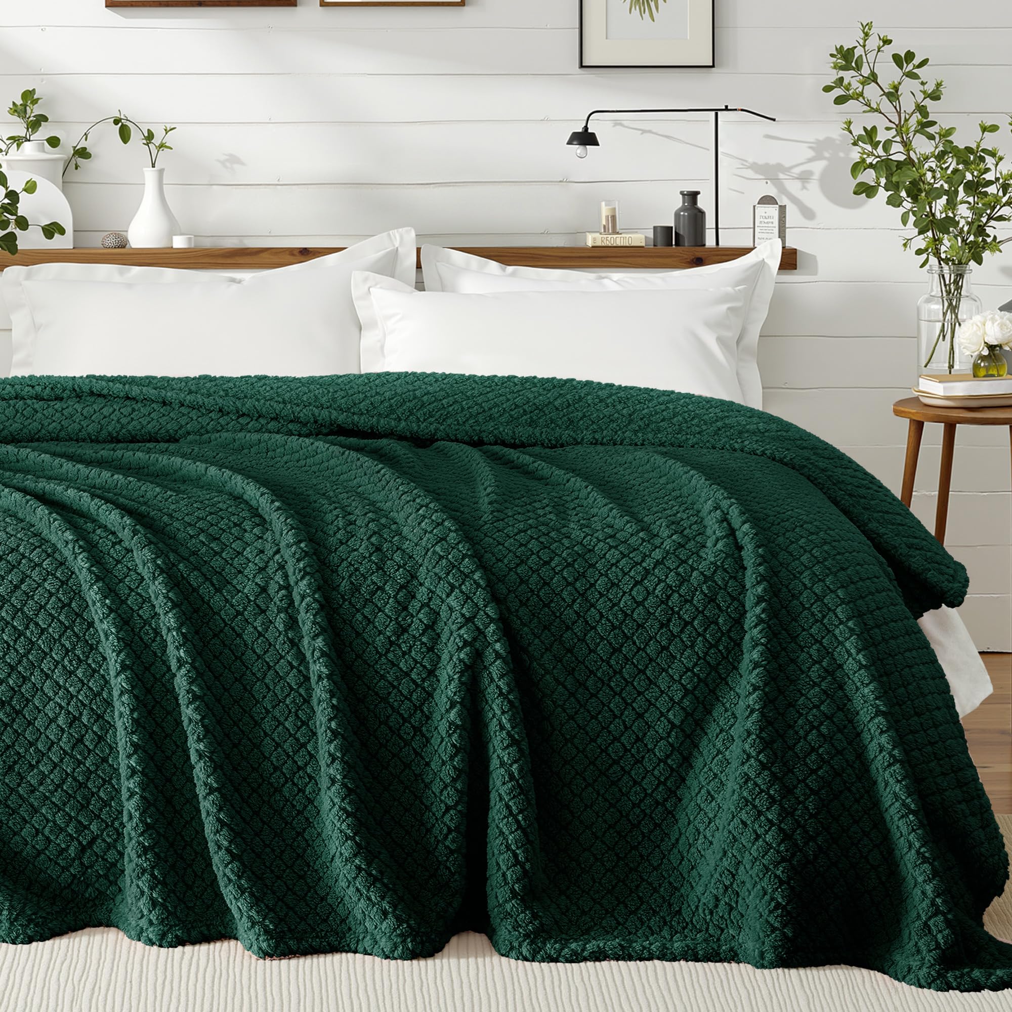 Exclusivo Mezcla King Size Flannel Fleece Blanket, Super Soft Jacquard Bed Blanket, Lightweight Fuzzy Warm for All Seasons, 230x265 CM, Forest Green