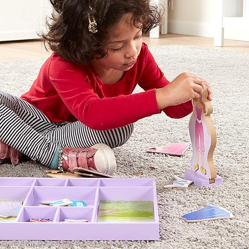 Miniatura 7 de Juego de princesas de madera con vestidos magnéticos para vestirlas de La Bella Durmiente y Blancanieves de Melissa  Doug más de 40 piezas