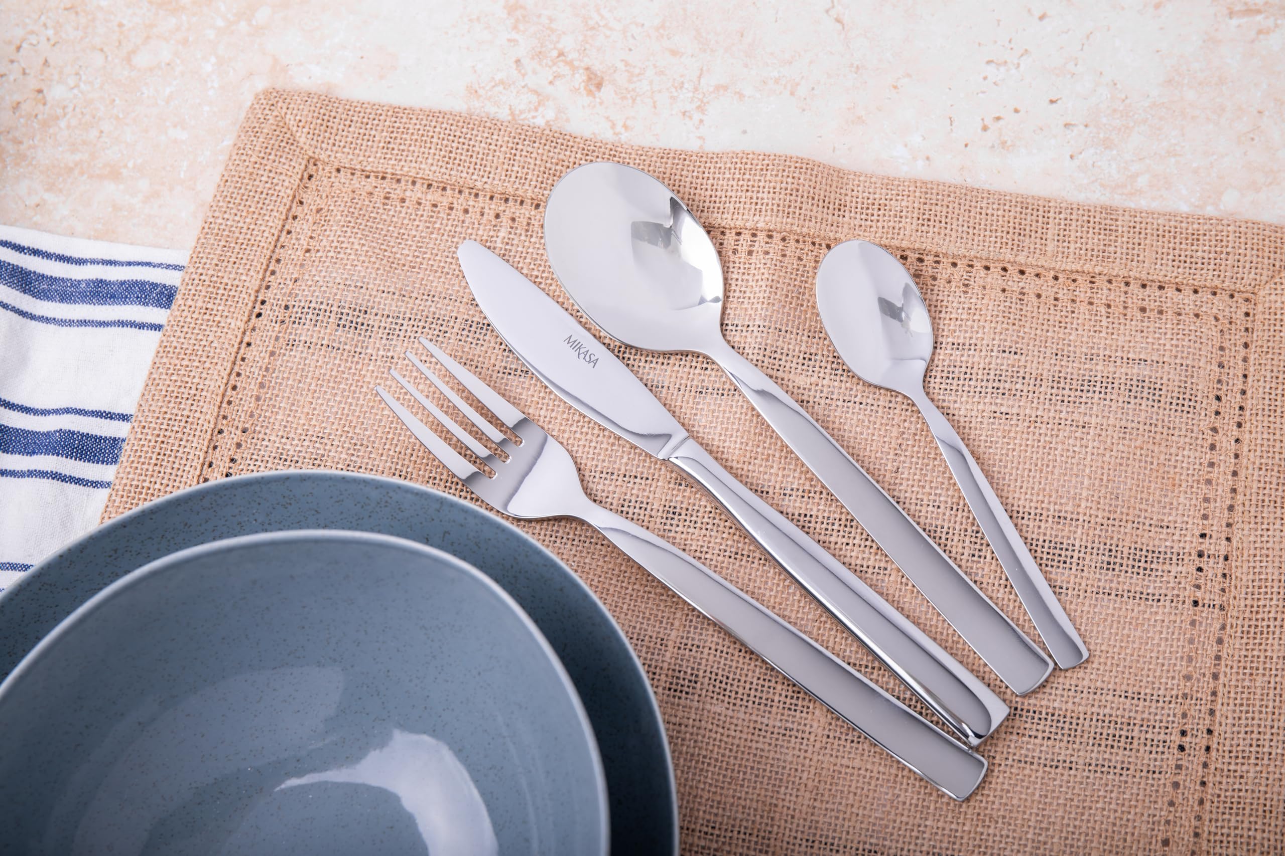 Mikasa Beaumont Juego de Cubiertos de Acero Inoxidable de 16 Piezas, para 4, Incluye 4x Cuchillos, Tenedores, Cucharas de Postre y Cucharillas de Té, Apto para Lavavajillas