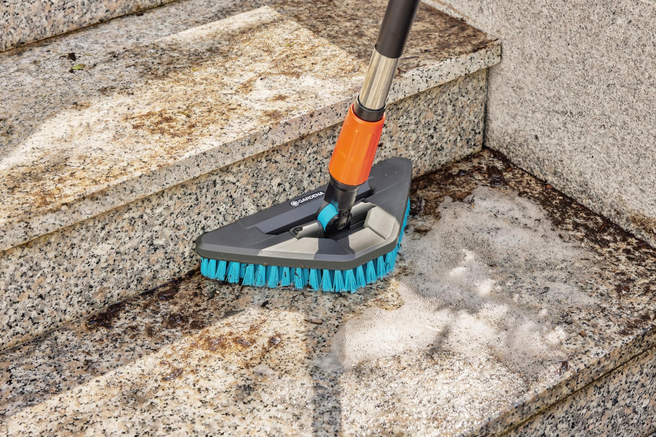 Gardena Idrospazzola Cleansystem hard flex: spazzola per pulire superfici robuste, triangolare, setole dure, orientabile, da collegare al manico Cleansystem, per grandi superfici (18814-20)