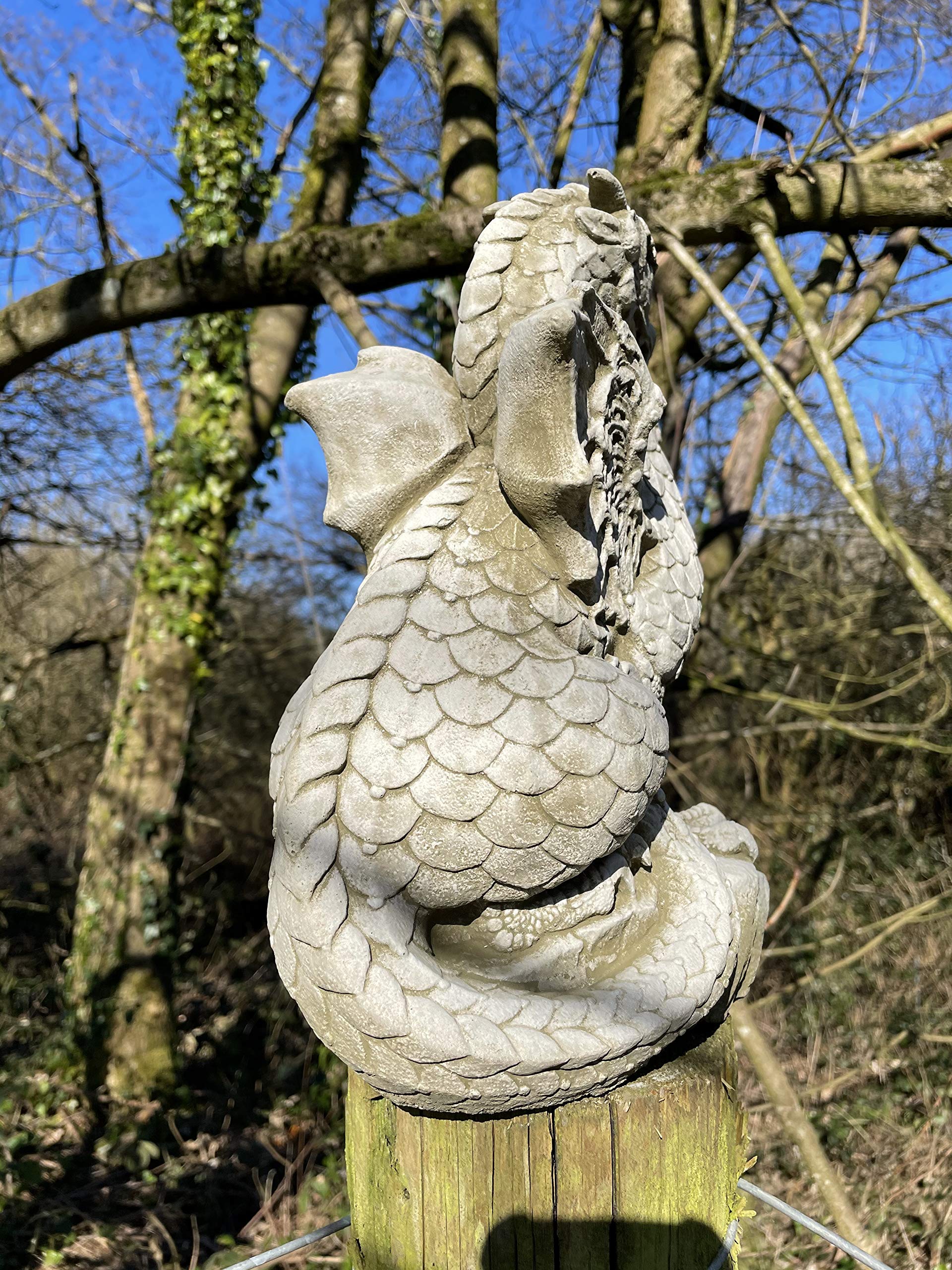 Statue de dragon écailleux | Pierre reconstituée mythique décoration de jardin en béton