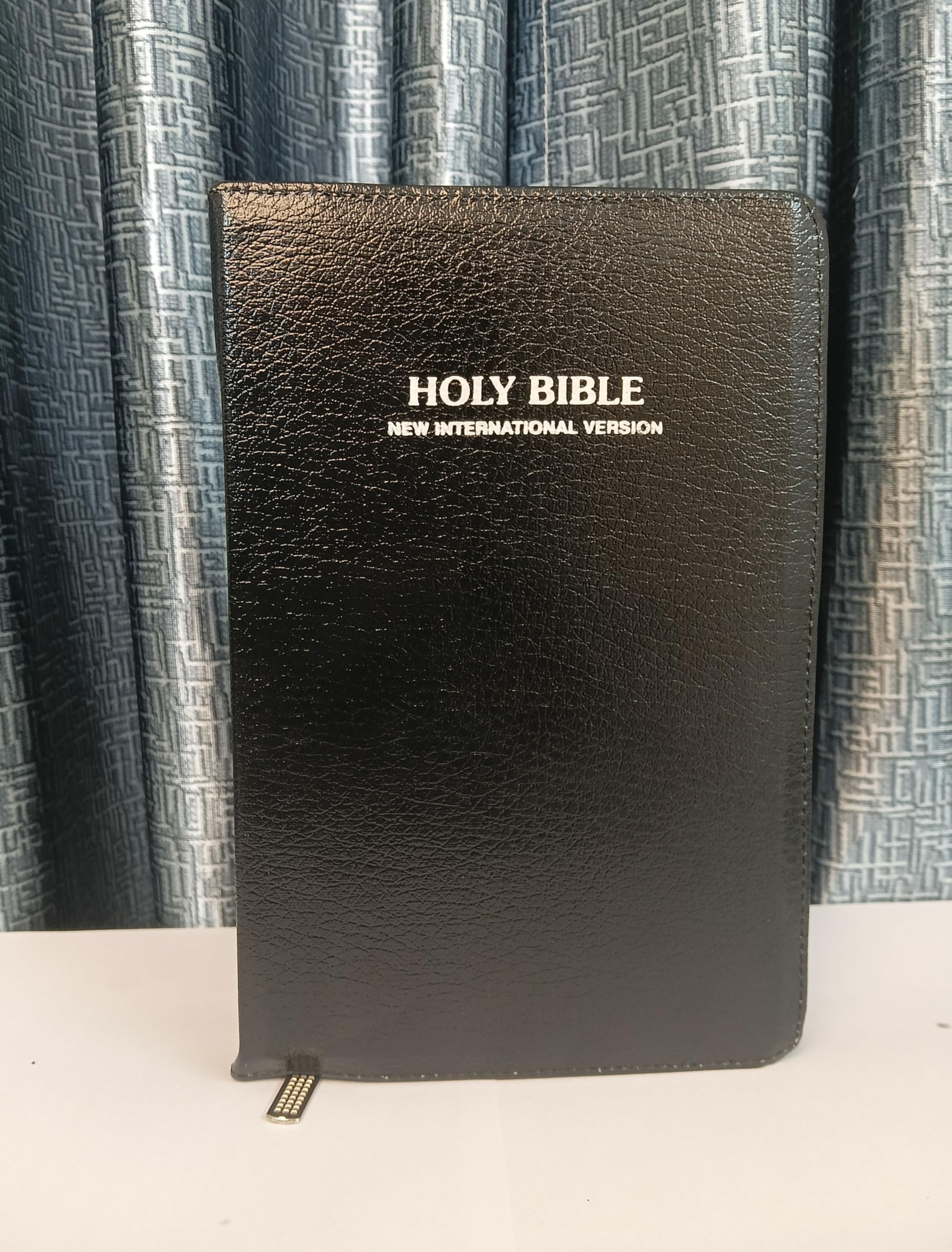 English Bible | NIV | Large Print | Black Leather | with Zip (Golden Edges - Contains Old and New Testament)