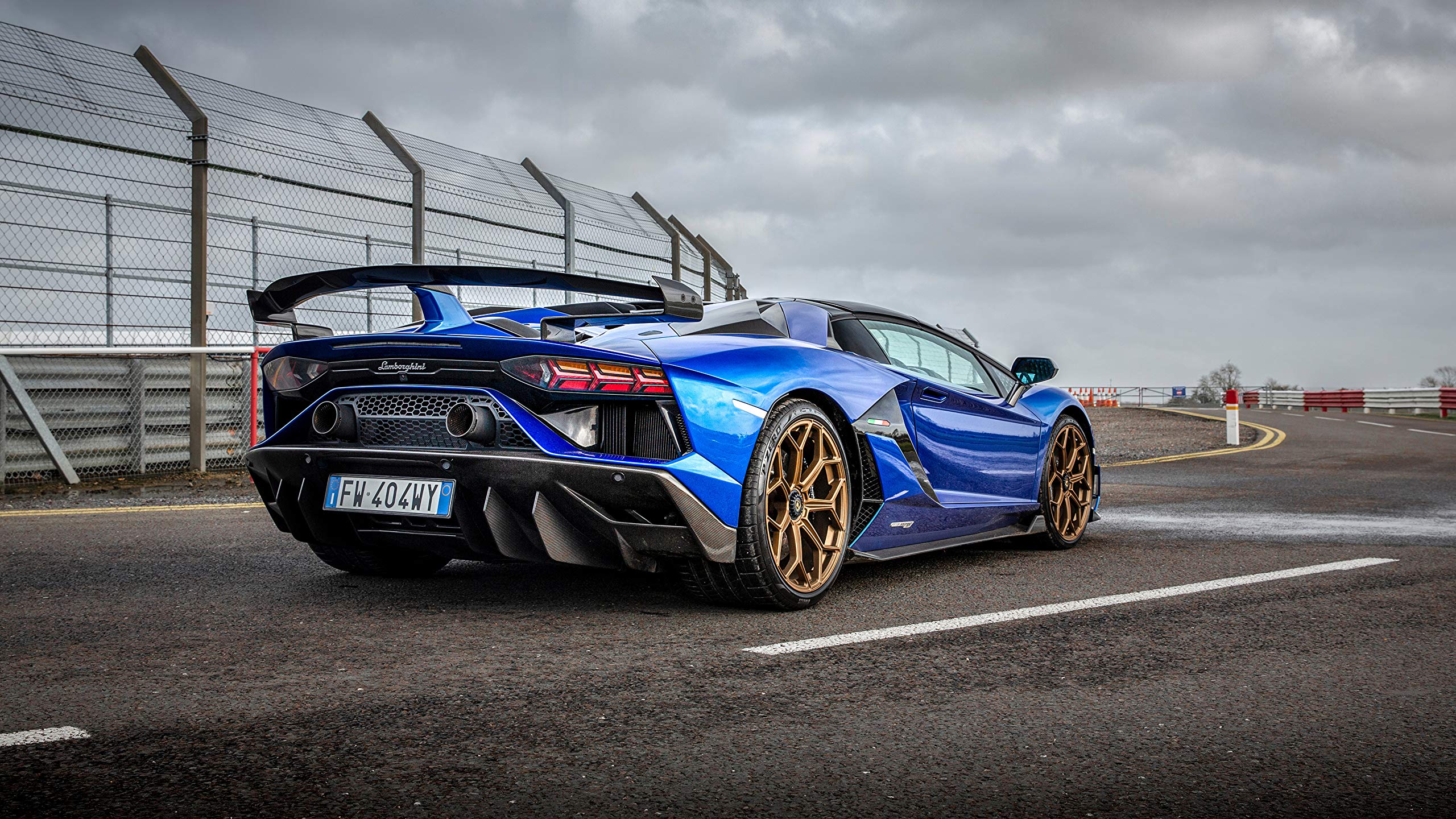 Amazon.com: Iconic Arts Laminated 42x24 Poster: Lamborghini