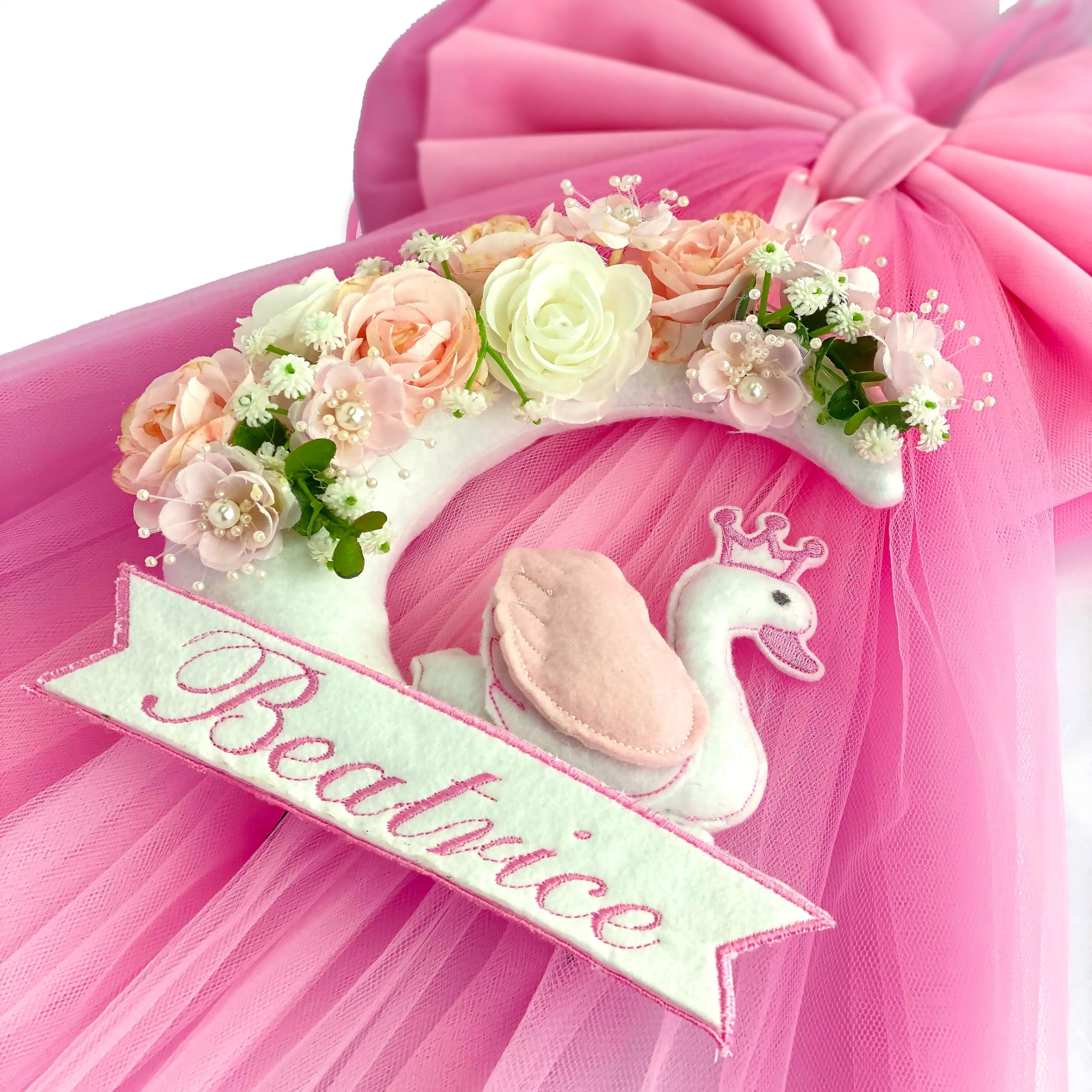 ZAIRISE - Fiocco Nascita Personalizzato con Nome Ricamato, Tulle Rosa con Cigno e Fiori in Tessuto, Fatto a Mano in Italia, pronto da Appendere, Idea Regalo Neonato Femmina, Elegante (Rosa)
