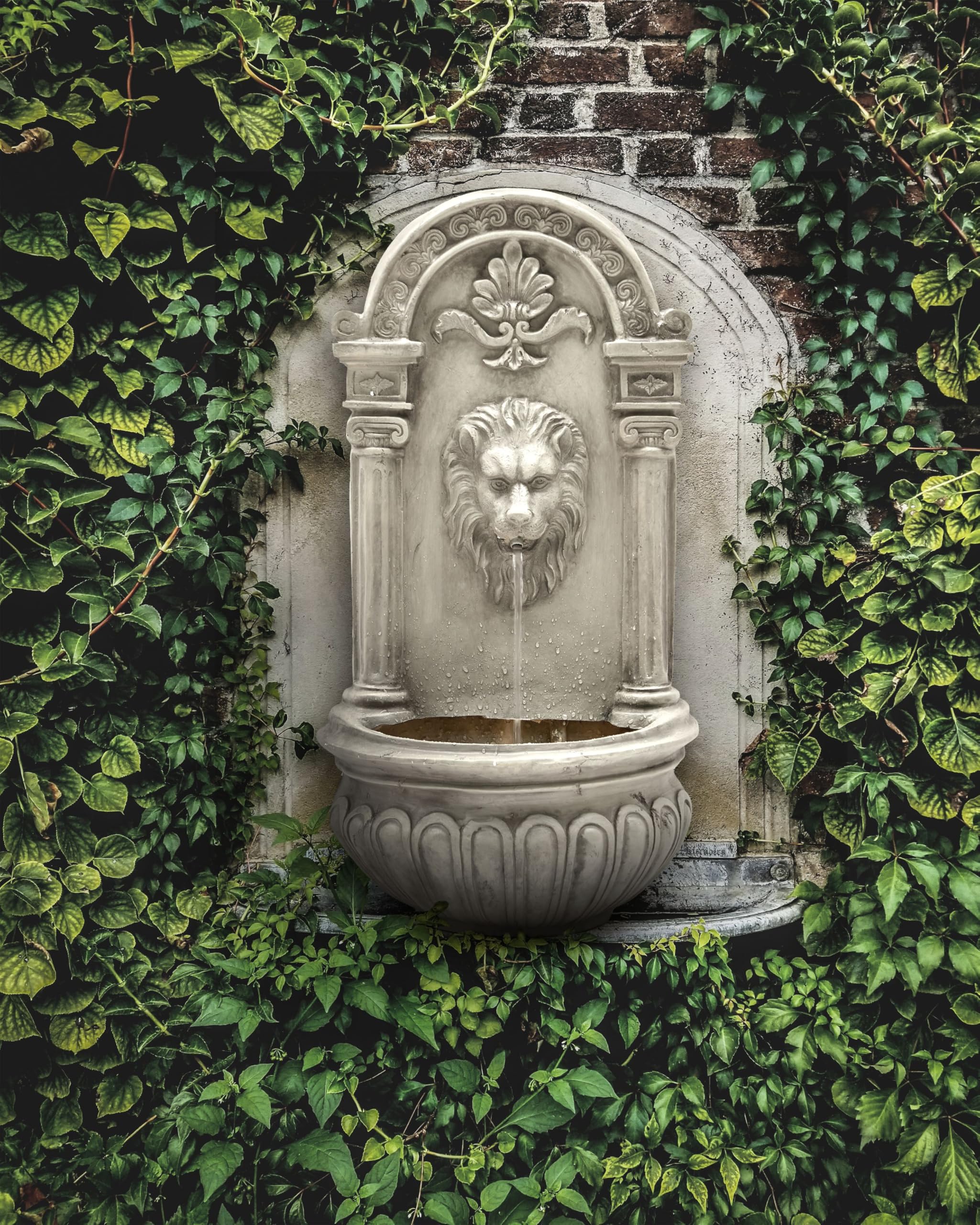 Beliani Gartenbrunnen Wasserspiel mit LED-Licht, eingesteckt in eine beigefarbene Kunstharzleuchte Marmore
