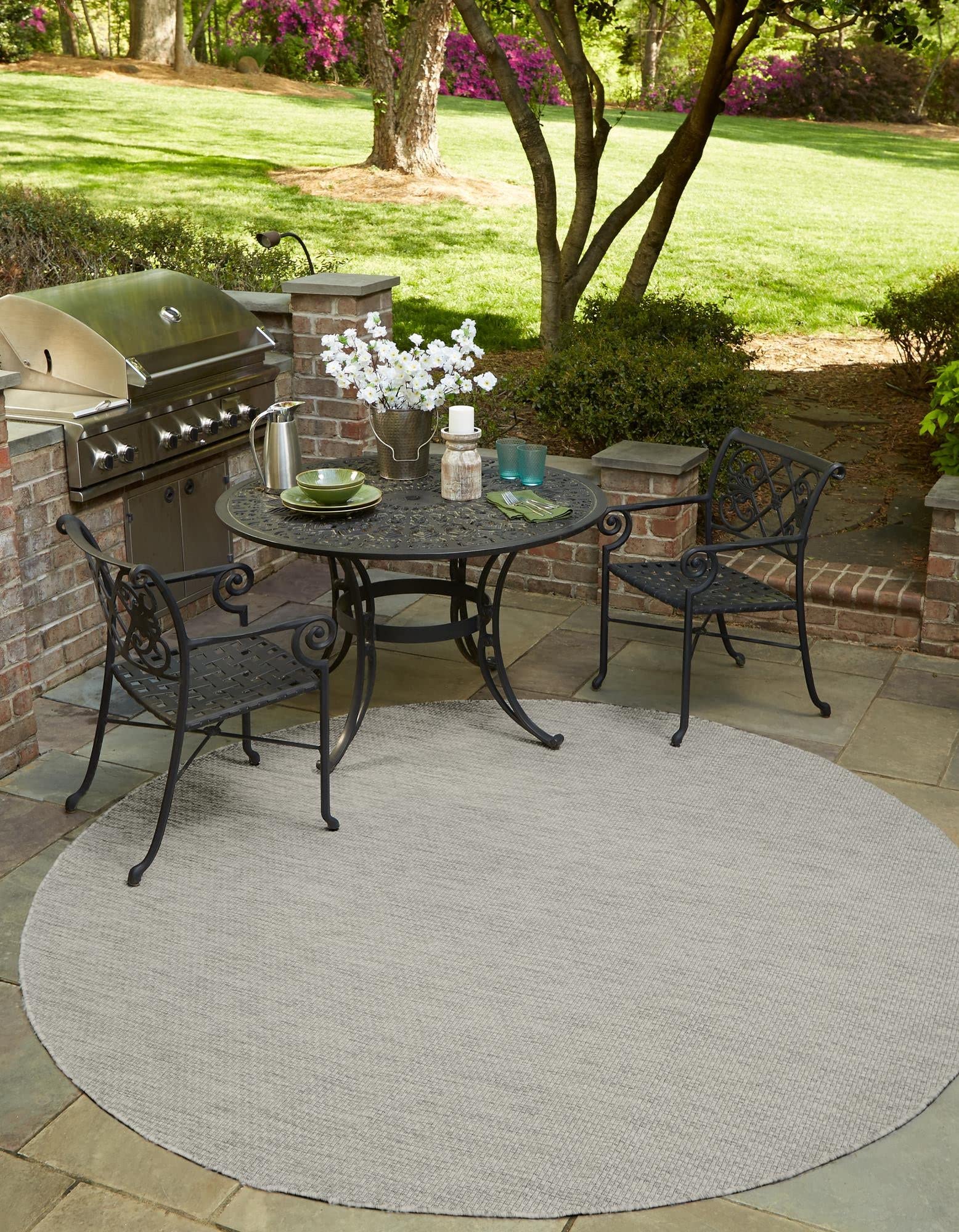 Rugs.com Outdoor Solid Collection Rug – 5 Ft Round Light Gray Flatweave Rug Perfect for Kitchens, Dining Rooms