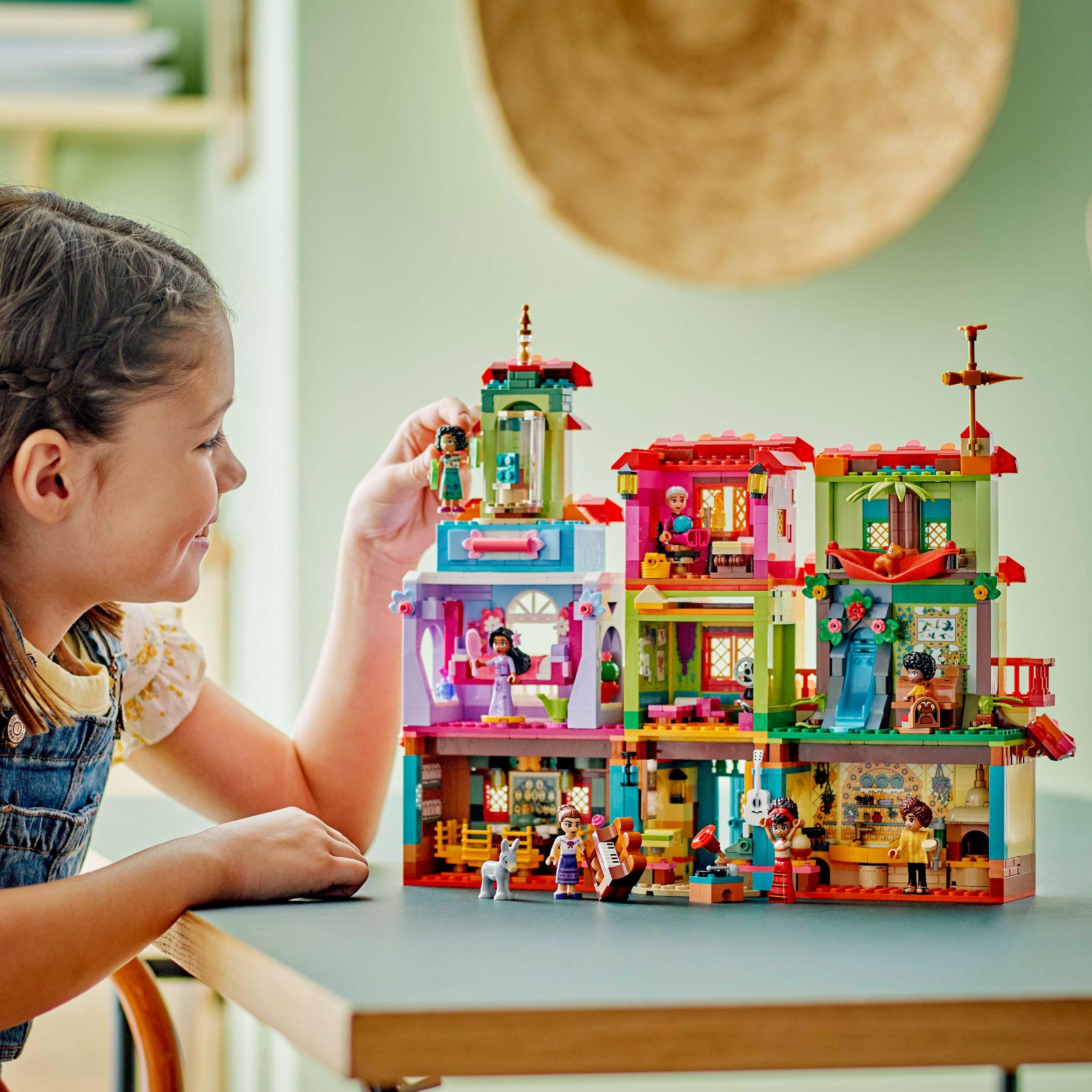 LEGO ǀ Disney La Magica Casa dei Madrigal, Casa di Encanto Giocattolo da Costruire, Giochi di Fantasia per Bambine e Bambini da 7 Anni con 7 Personaggi tra cui Mirabel e 2 Animali, Idea Regalo 43245