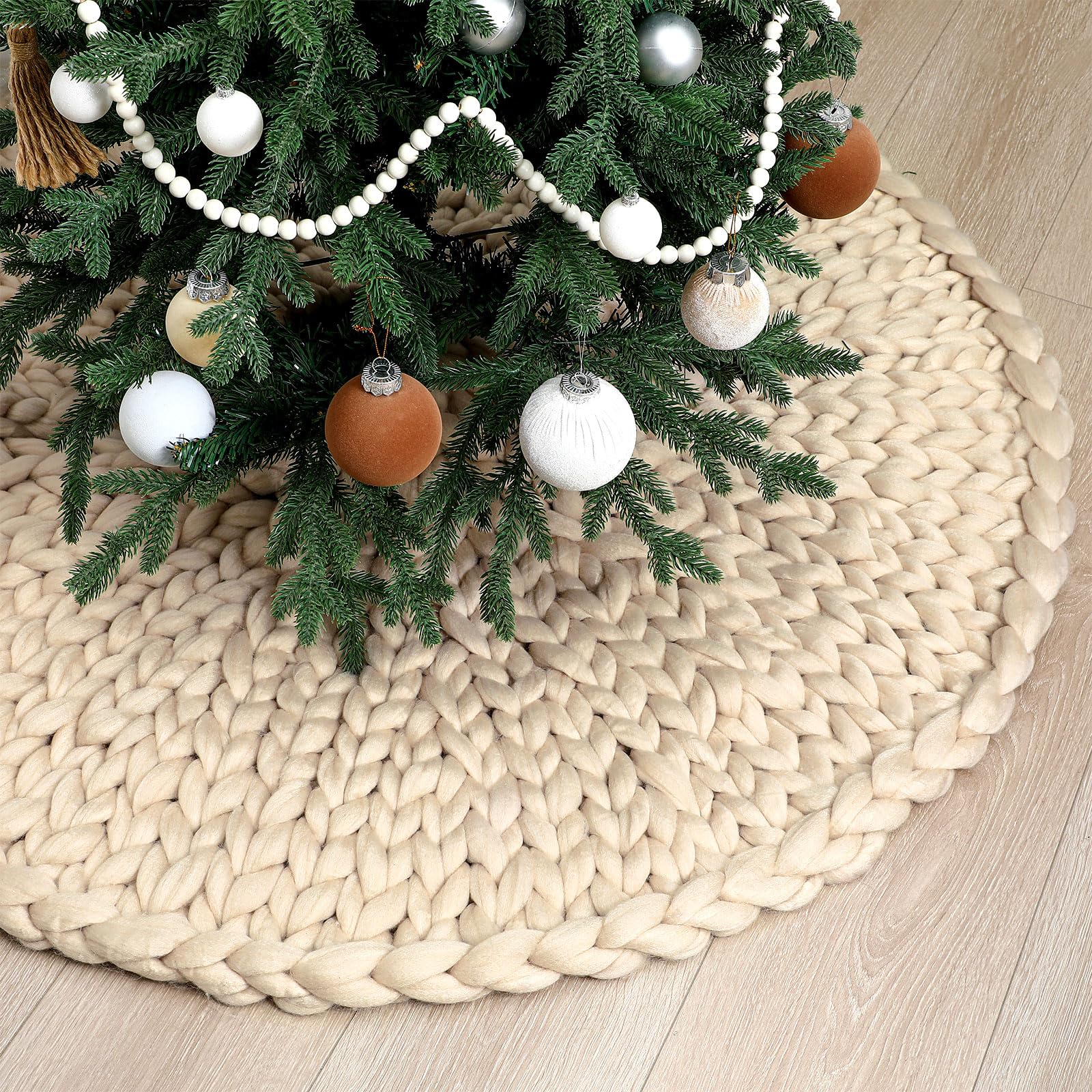 Tapis de sapin tricot épais beige au salon pour un Noël cosy en famille