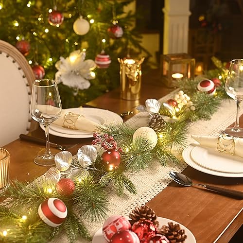 Miniatura 3 de Valery Madelyn Guirnalda de Navidad preiluminada de 9 pies con luces para manto, guirnalda de Navidad iluminada al aire libre con bolas rojas y