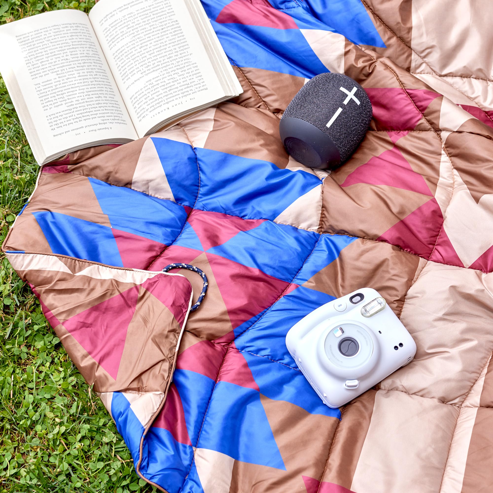 G.H. Bass & Co.G.H. Bass & Co. Everywhere Throw Acadia for Indoor Outdoor, Comfy 100% Polyester Blanket for Music Festivals, Picnics, Camping, 50in x 70in, Tan