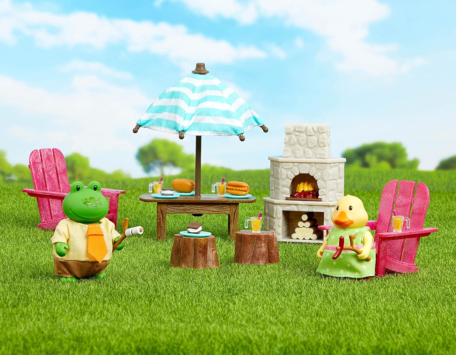 Li'l Woodzeez – Toy Backyard Furniture Playhouse with Miniature Fire Pit & Chairs Dollhouse Playset, Includes 2 Posable Figures, Perfect for Creative 3+ Years