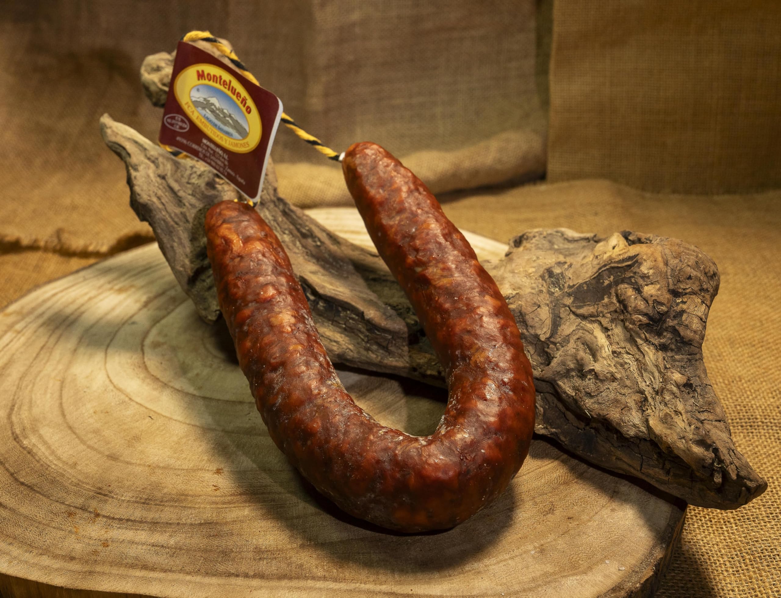 MONTELUEÑO | Cesta Gourmet - Surtido de embutidos naturales con Salchichón, Chorizo, Lomo, Queso, Aceite de Oliva Virgen Extra, Picos. Ideal para picoteo, regalo, cesta navidad (Gourmet)