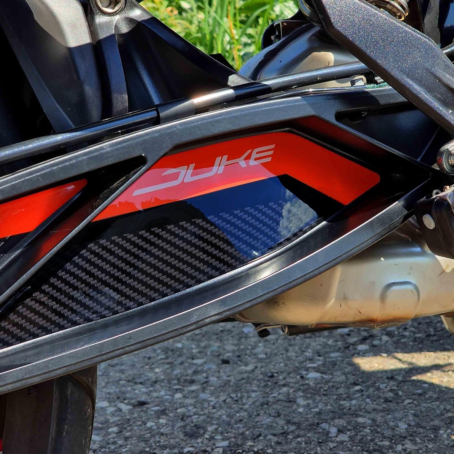 Resin Bike Motorcycle 3D Stickers Compatible with KTM Duke 790 – Duke 890 GP – Duke 890 R 2022-2025. Pair of Swingarm Protections from Impact and Scratches. Resin Stickers - Made in Italy